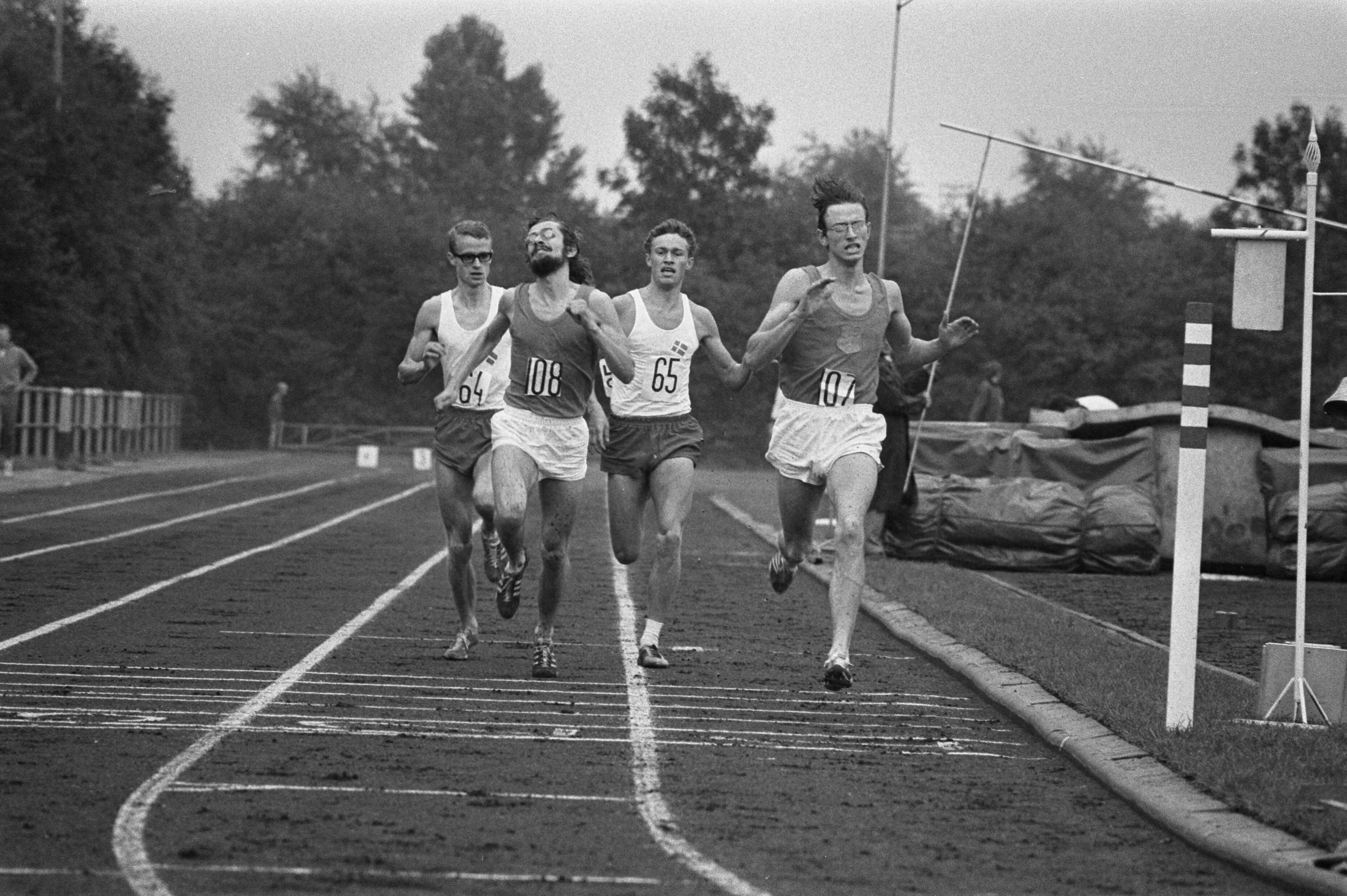 Fotocollectie Anefo — Atletiek Nederland tegen Denemarken in Groningen; Sjef Hensgens (rechts) wint — Foto: Verhoeff, Bert / Anefo. Licentie: Set B: Rechtenvrij / Publiek Domein. Bron: Nationaal Archief. http://hdl.handle.net/10648/aba05e7a-d0b4-102d-bcf8-003048976d84
