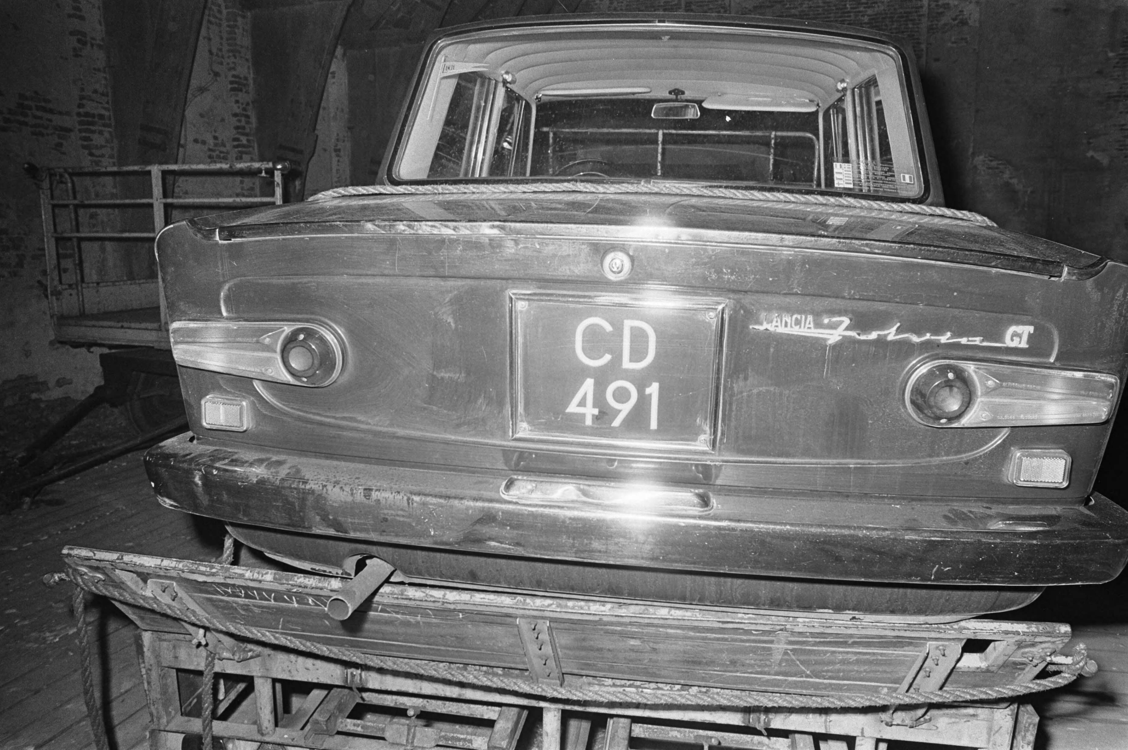 Fotocollectie Anefo — Braziliaanse diplomaat vermoord; tweede secretaris Braziliaanse ambassade, P. D. de Vasconcelos , vermoord auto gevonden in Den Haag — Foto: Evers, Joost / Anefo. Licentie: Set B: Rechtenvrij / Publiek Domein. Bron: Nationaal Archief. http://hdl.handle.net/10648/ab9e9a22-d0b4-102d-bcf8-003048976d84