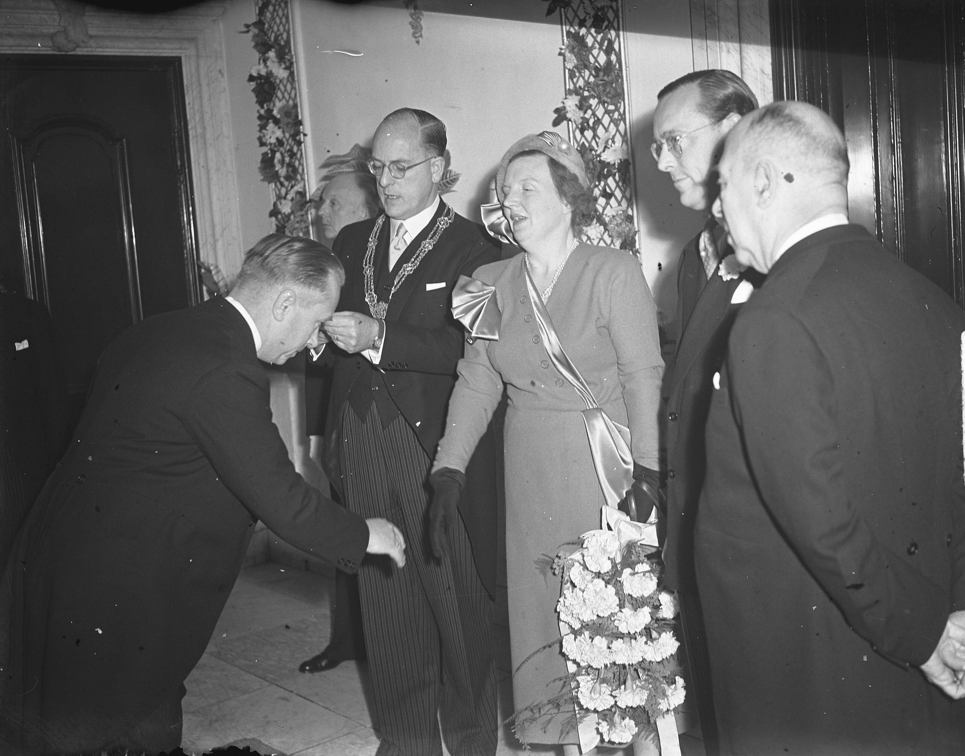 Koninklijk bezoek aan Den Haag (1950) — Koninklijk bezoek aan Den Haag. Ontvangst op stadhuis — Foto: Noske, J.D. / Anefo. Licentie: Set B: Rechtenvrij / Publiek Domein. Bron: Nationaal Archief. http://hdl.handle.net/10648/a8e24694-d0b4-102d-bcf8-003048976d84