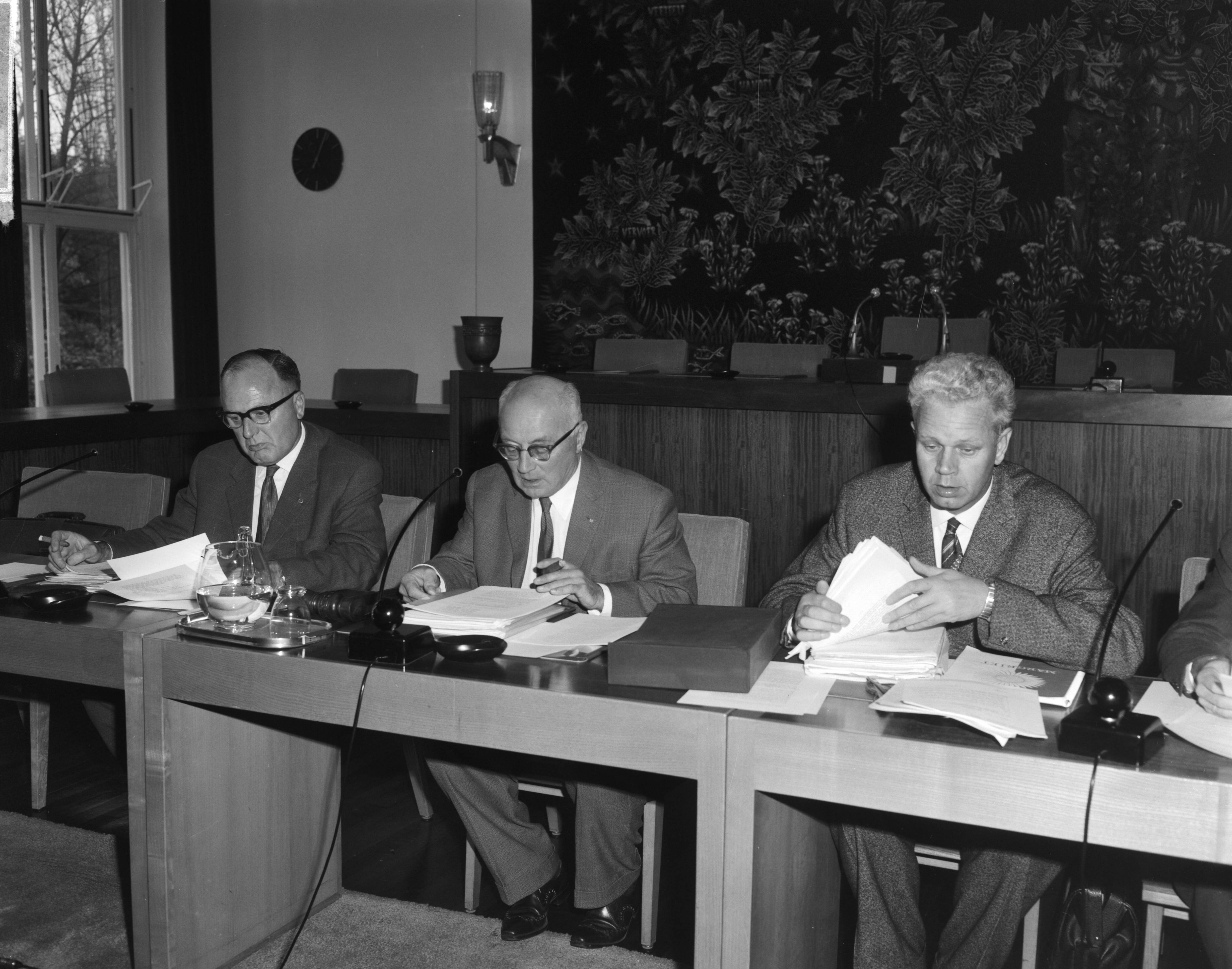 Fotocollectie Anefo — Loonoverleg in gebouw van de SER te Den Haag. Vlnr Pels, B. Boelger (voorzitter Stichting van de Arbeid) en D. Roemers (voorzitter NVV) — Foto: Bilsen, Joop van / Anefo. Licentie: Set B: Rechtenvrij / Publiek Domein. Bron: Nationaal Archief. http://hdl.handle.net/10648/aa4a231c-d0b4-102d-bcf8-003048976d84
