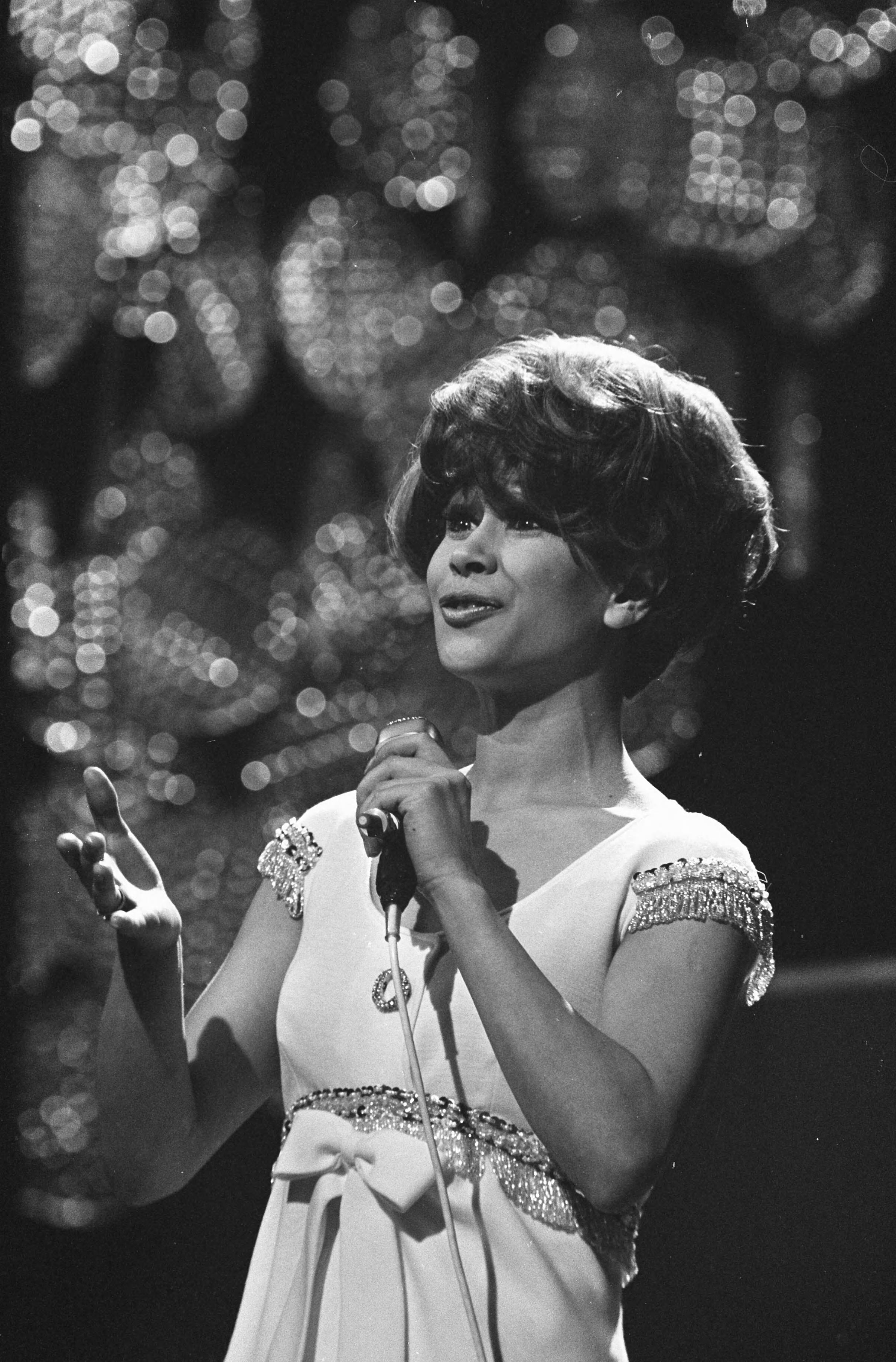 Fotocollectie Anefo — Nationale finale van het Eurovisie Songfestival in Scheveningen Anneke Gronloh — Foto: Koch, Eric / Anefo. Licentie: Set B: Rechtenvrij / Publiek Domein. Bron: Nationaal Archief. http://hdl.handle.net/10648/ab600208-d0b4-102d-bcf8-003048976d84