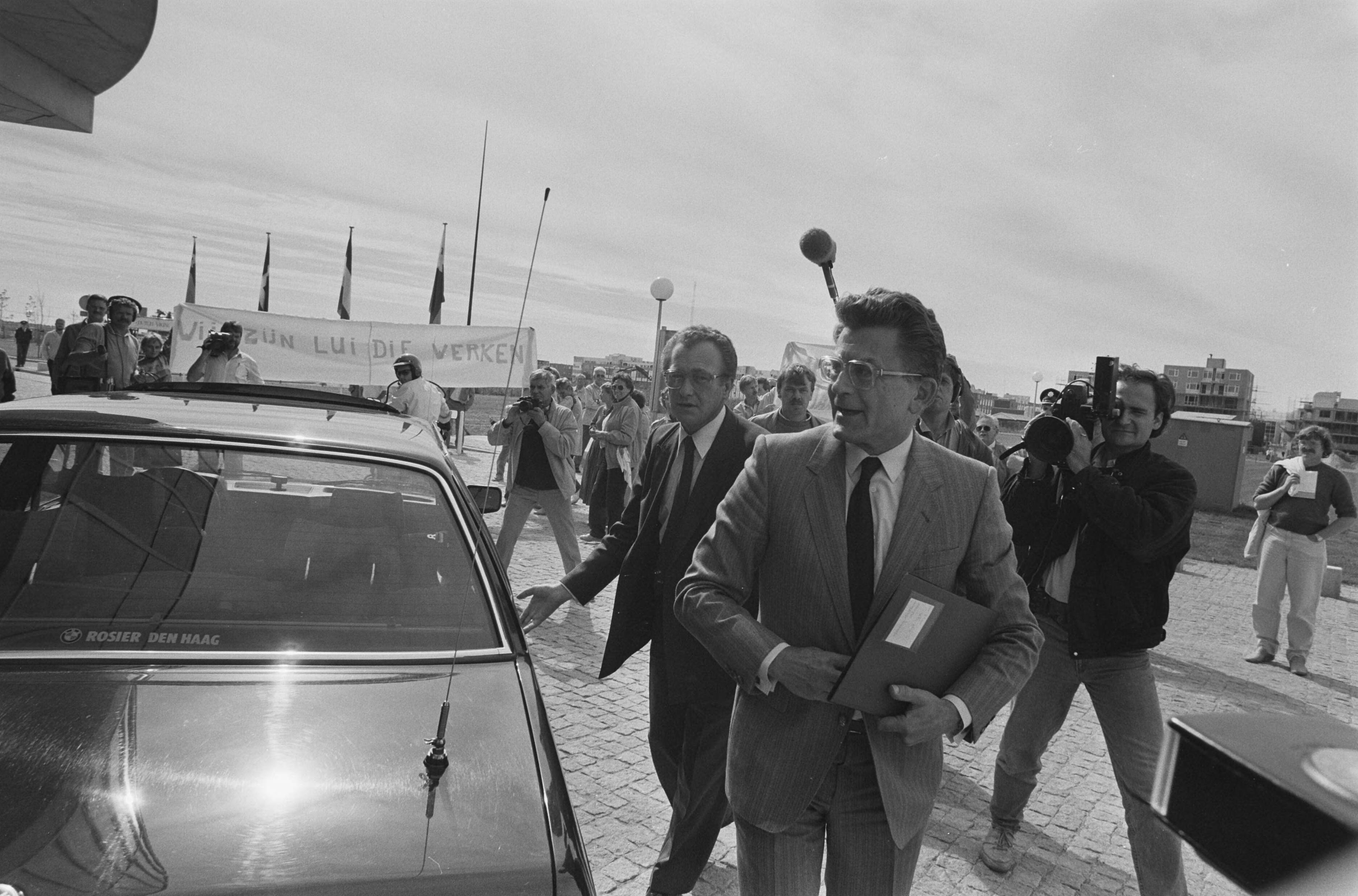 Fotocollectie Anefo — Ambtenaren protesteren tegen minister van Dijk tijdens officiele opening nieuw stadhuis in Almere — Foto: Bogaerts, Rob / Anefo. Licentie: Set B: Rechtenvrij / Publiek Domein. Bron: Nationaal Archief. http://hdl.handle.net/10648/ad574698-d0b4-102d-bcf8-003048976d84