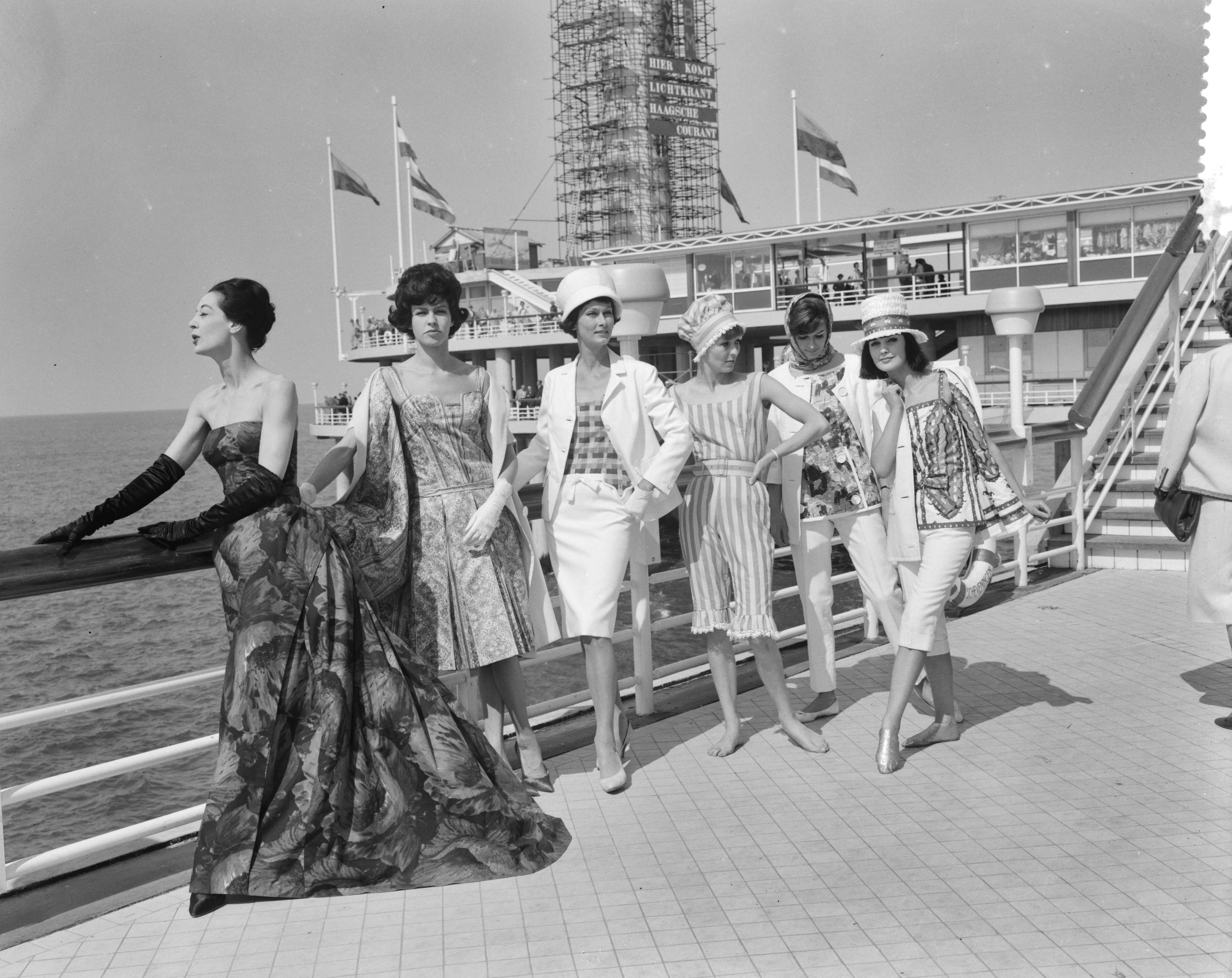 Fotocollectie Anefo — Modeshow op de Scheveningse Pier — Foto: Bilsen, Joop van / Anefo. Licentie: Set B: Rechtenvrij / Publiek Domein. Bron: Nationaal Archief. http://hdl.handle.net/10648/a9d8b2cc-d0b4-102d-bcf8-003048976d84