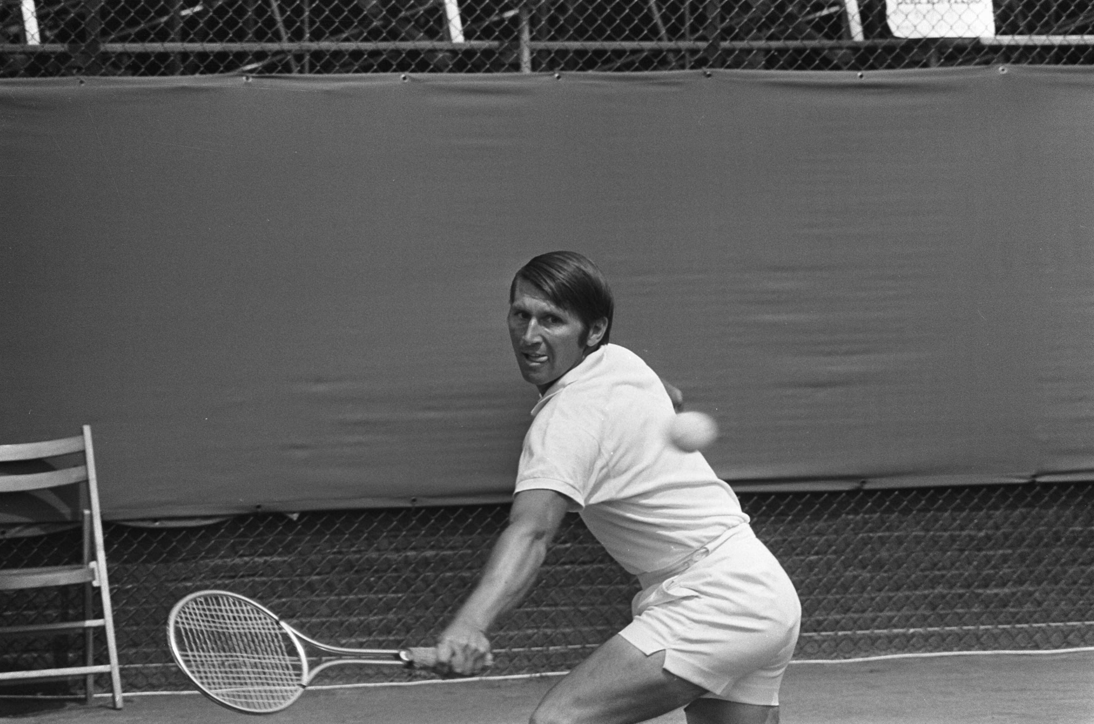 Fotocollectie Anefo — Internationale tenniskampioenschappen in Hilversum ( t Melkhuisje ); Phillips-Moore in aktie — Foto: Verhoeff, Bert / Anefo. Licentie: Set B: Rechtenvrij / Publiek Domein. Bron: Nationaal Archief. http://hdl.handle.net/10648/ab9e5094-d0b4-102d-bcf8-003048976d84