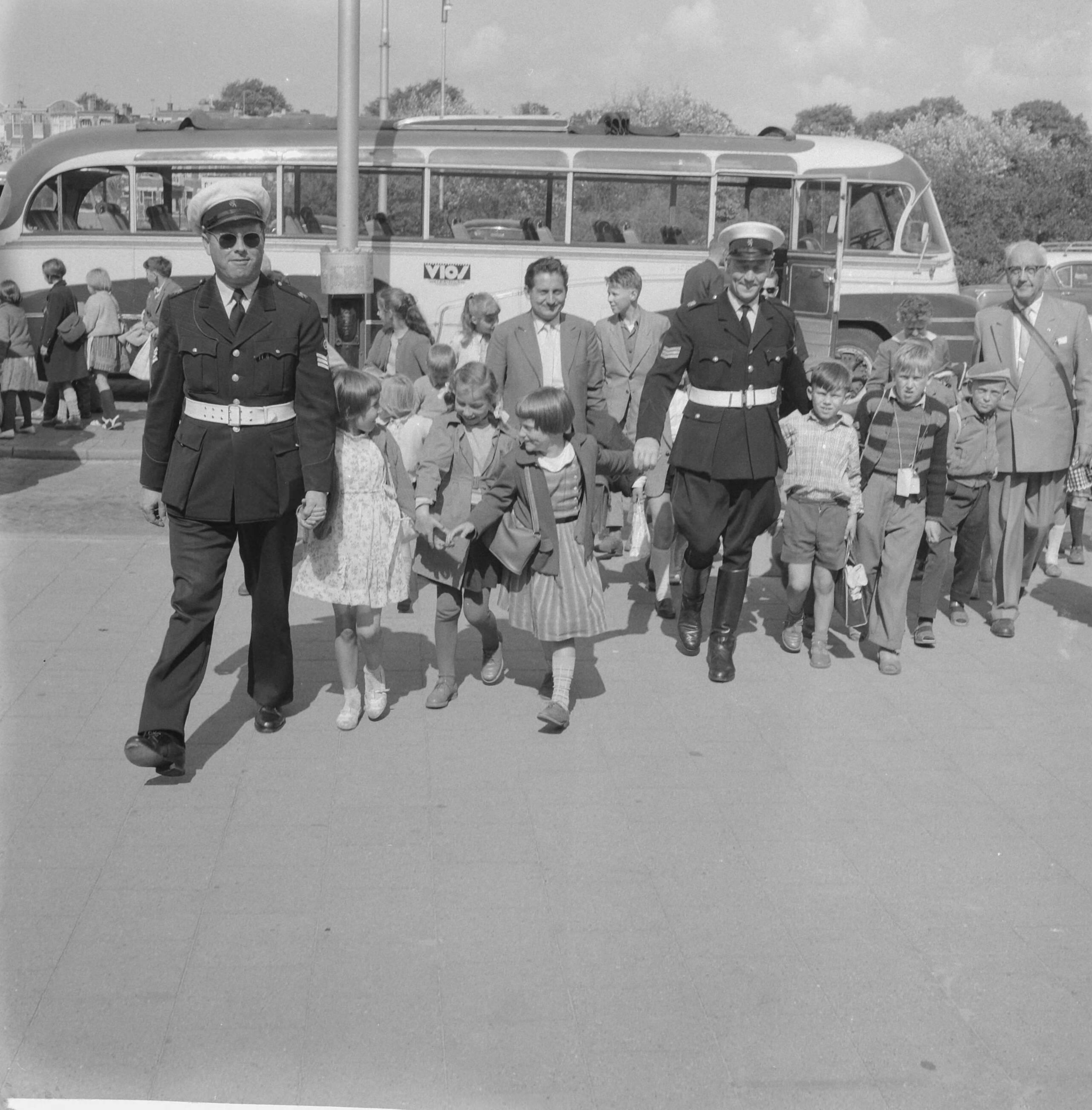 Fotocollectie Anefo — Vluchtelingenkinderen uit Oostenrijk en Duitsland op vakantie in Den Haag — Foto: Behrens, Herbert F. / Anefo. Licentie: Set B: Rechtenvrij / Publiek Domein. Bron: Nationaal Archief. http://hdl.handle.net/10648/a9b42cd6-d0b4-102d-bcf8-003048976d84