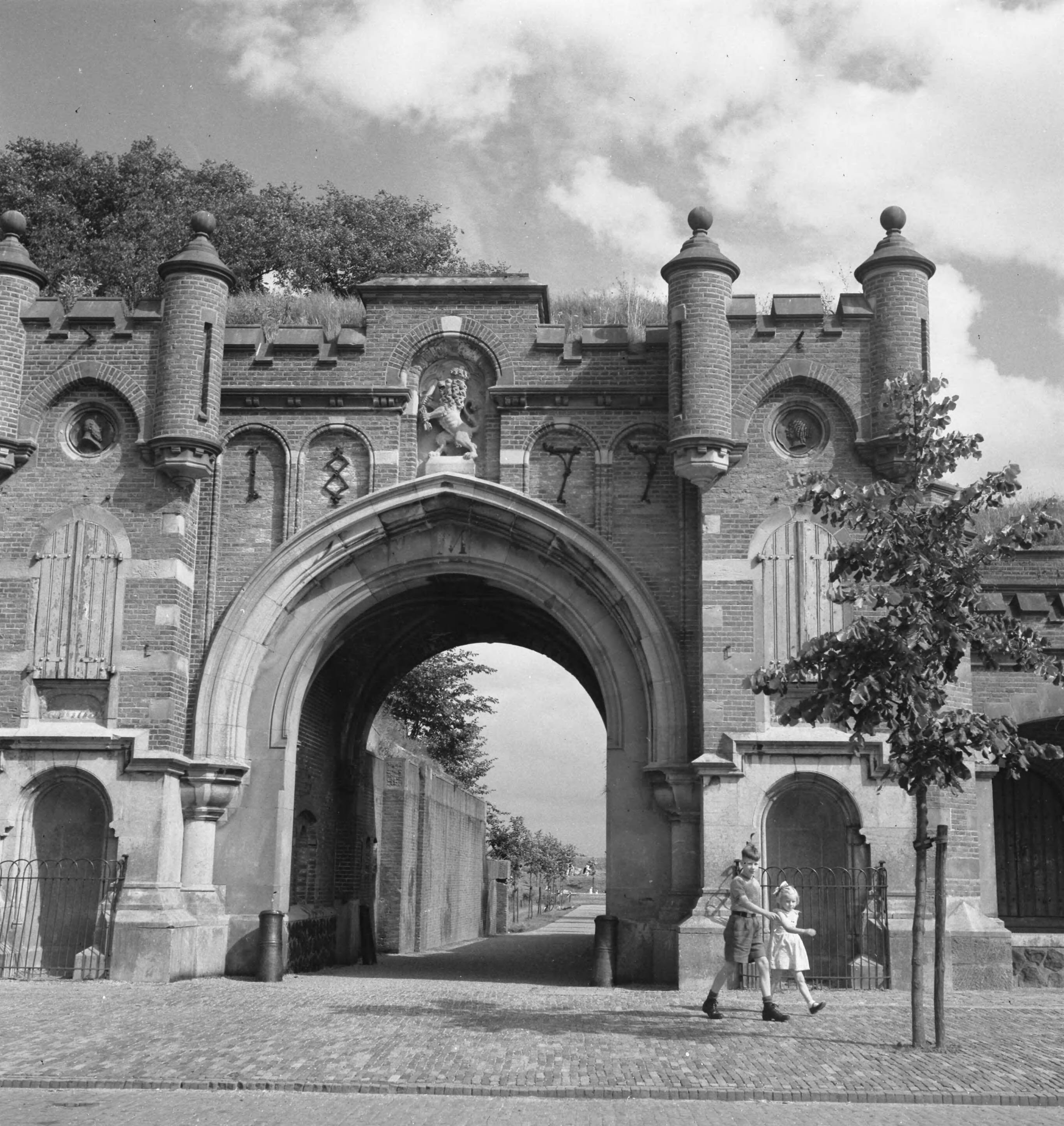 Fotocollectie Anefo — Naarden 600 jaar — Foto: Noske, J.D. / Anefo. Licentie: Set B: Rechtenvrij / Publiek Domein. Bron: Nationaal Archief. http://hdl.handle.net/10648/a8dcba8a-d0b4-102d-bcf8-003048976d84