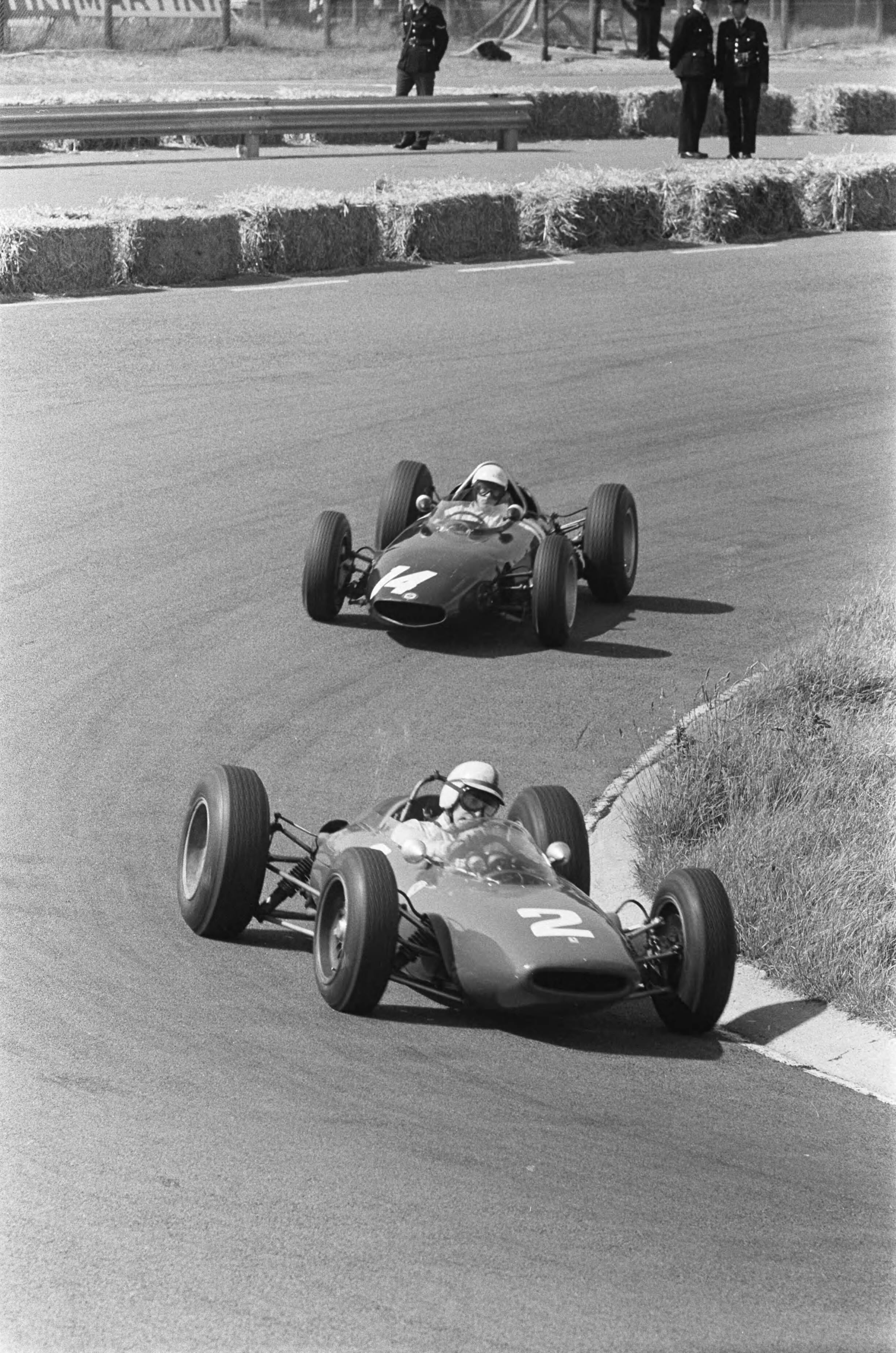 Fotocollectie Anefo — Grand Prix te Zandvoort. Nummer 11 G. Hill , nummer 12 Sarters en Ginther nummer nummer 14 Ginther — Foto: Pot, Harry / Anefo. Licentie: Set B: Rechtenvrij / Publiek Domein. Bron: Nationaal Archief. http://hdl.handle.net/10648/aa3bed88-d0b4-102d-bcf8-003048976d84