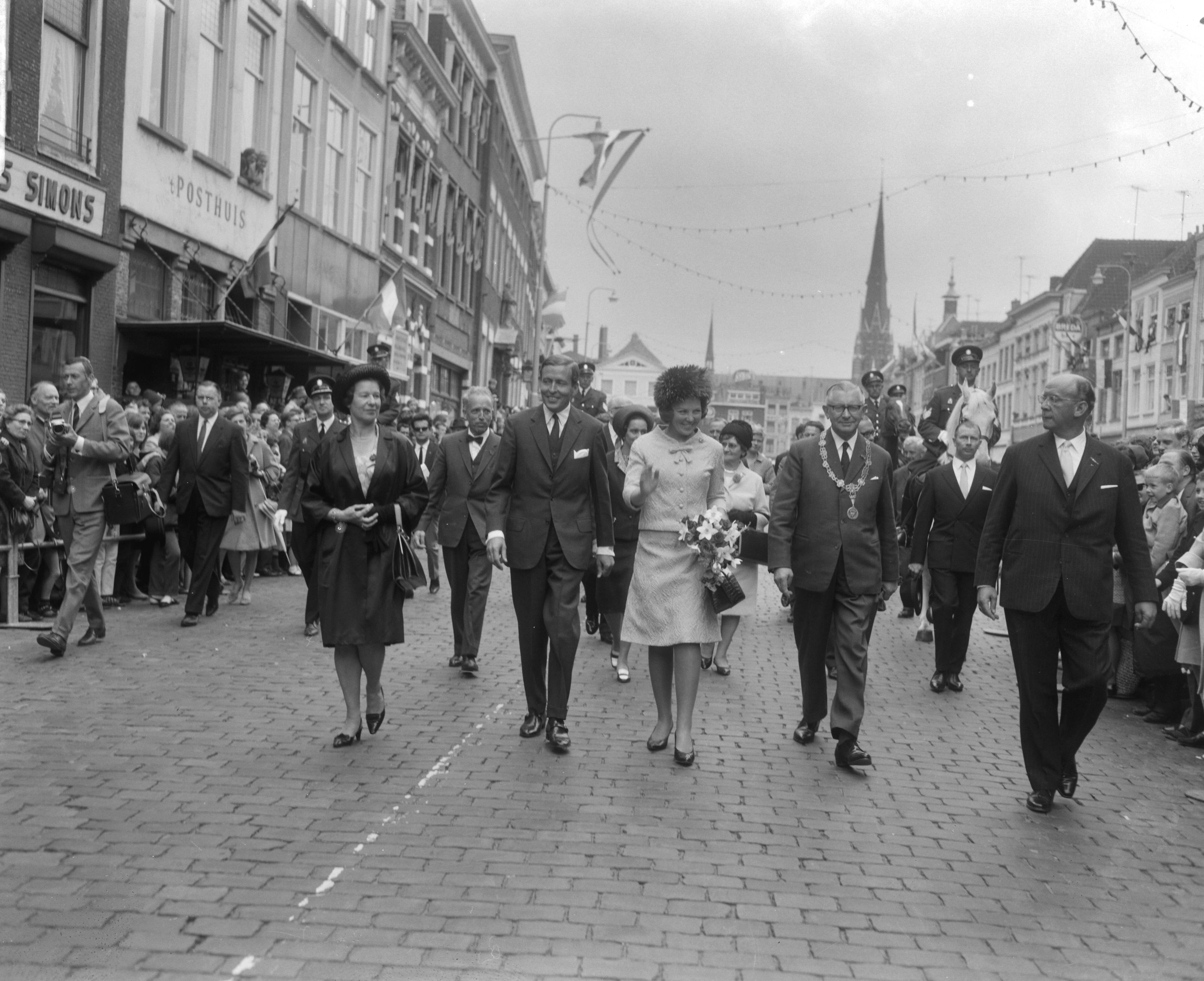 Fotocollectie Anefo — Prinses Beatrix en prins Claus brachten bezoek aan Breda tijdens wandeling naar de Grote Kerk, rechts loco Burgemeester J.A. Meijs — Foto: Bilsen, Joop van / Anefo. Licentie: Set B: Rechtenvrij / Publiek Domein. Bron: Nationaal Archief. http://hdl.handle.net/10648/aaeb7c94-d0b4-102d-bcf8-003048976d84
