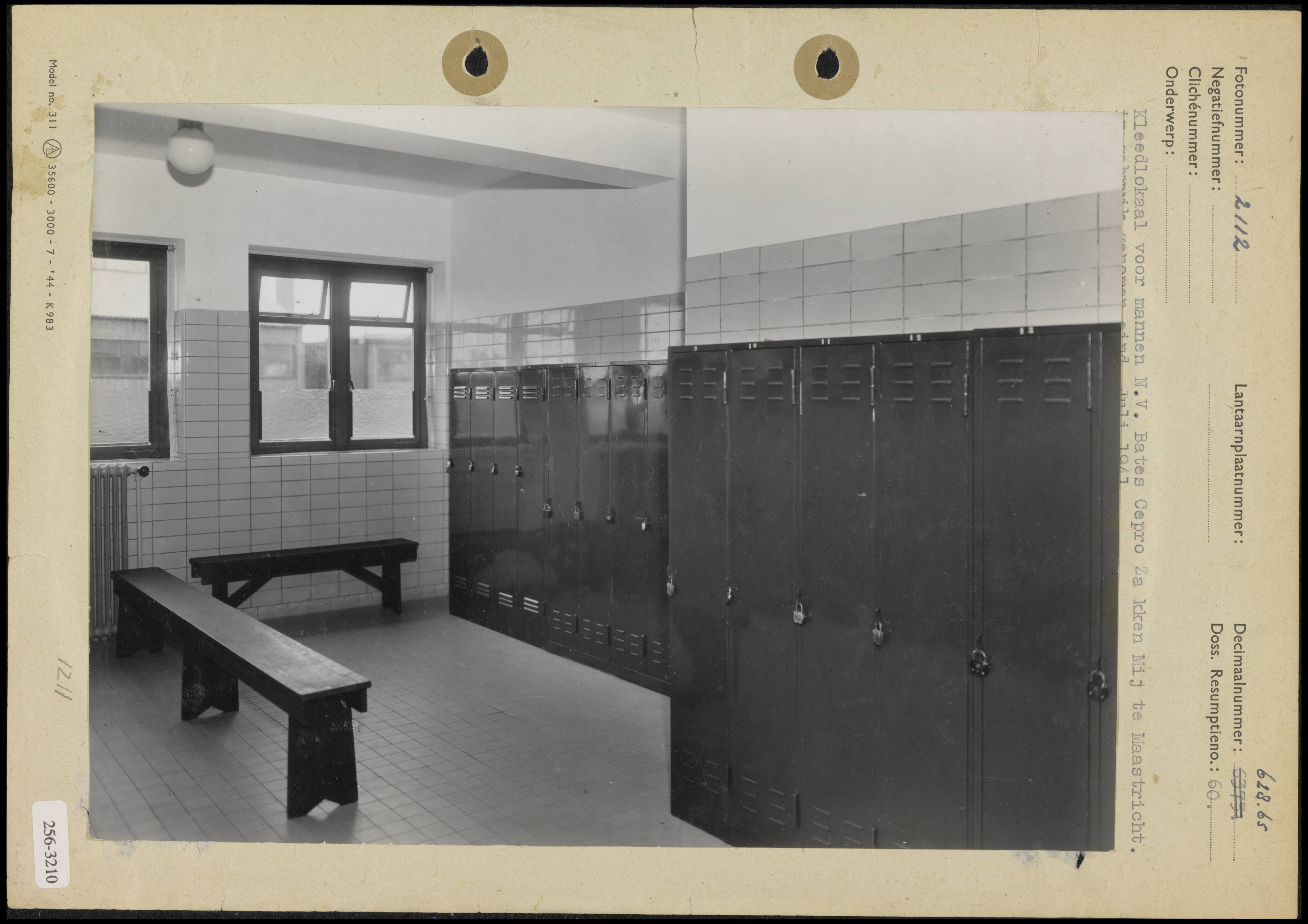 Kleedlokalen — Kleedlokaal voor mannen bij NV Bates Cepro Zakken Maatschappij te Maastricht; in gebruik genomen eind juli 1941 — Foto: Onbekend / Publiek Domein of Rechtenvrij. Licentie: Set B: Rechtenvrij / Publiek Domein. Bron: Nationaal Archief. http://hdl.handle.net/10648/b01613fa-d0b4-102d-bcf8-003048976d84