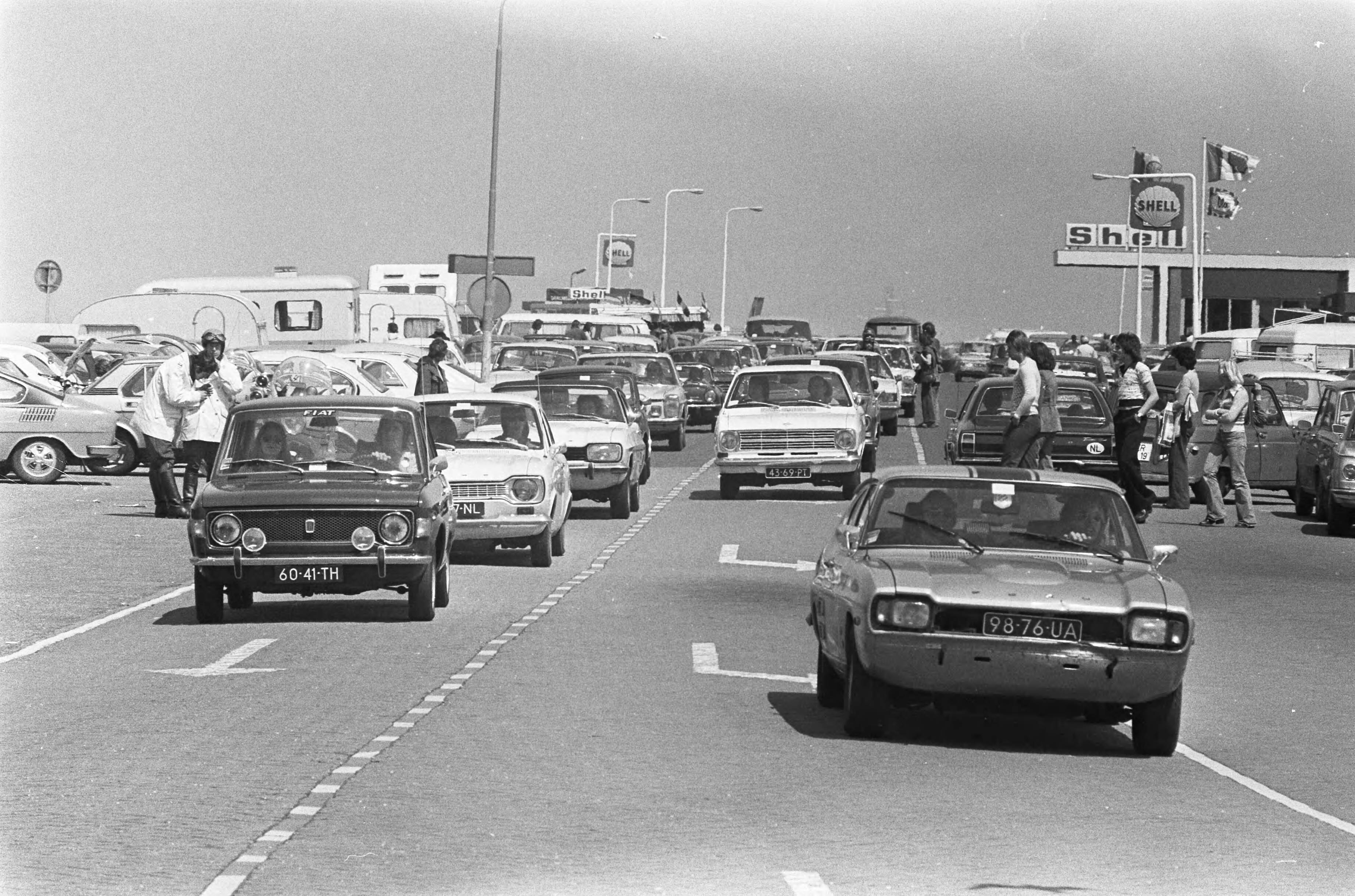 Pinksterdrukte op het strand van Zandvoort — Veel auto's op de boulevard in Zandvoort — Foto: Peters, Hans / Anefo. Licentie: Set B: Rechtenvrij / Publiek Domein. Bron: Nationaal Archief. http://hdl.handle.net/10648/ac68bd52-d0b4-102d-bcf8-003048976d84