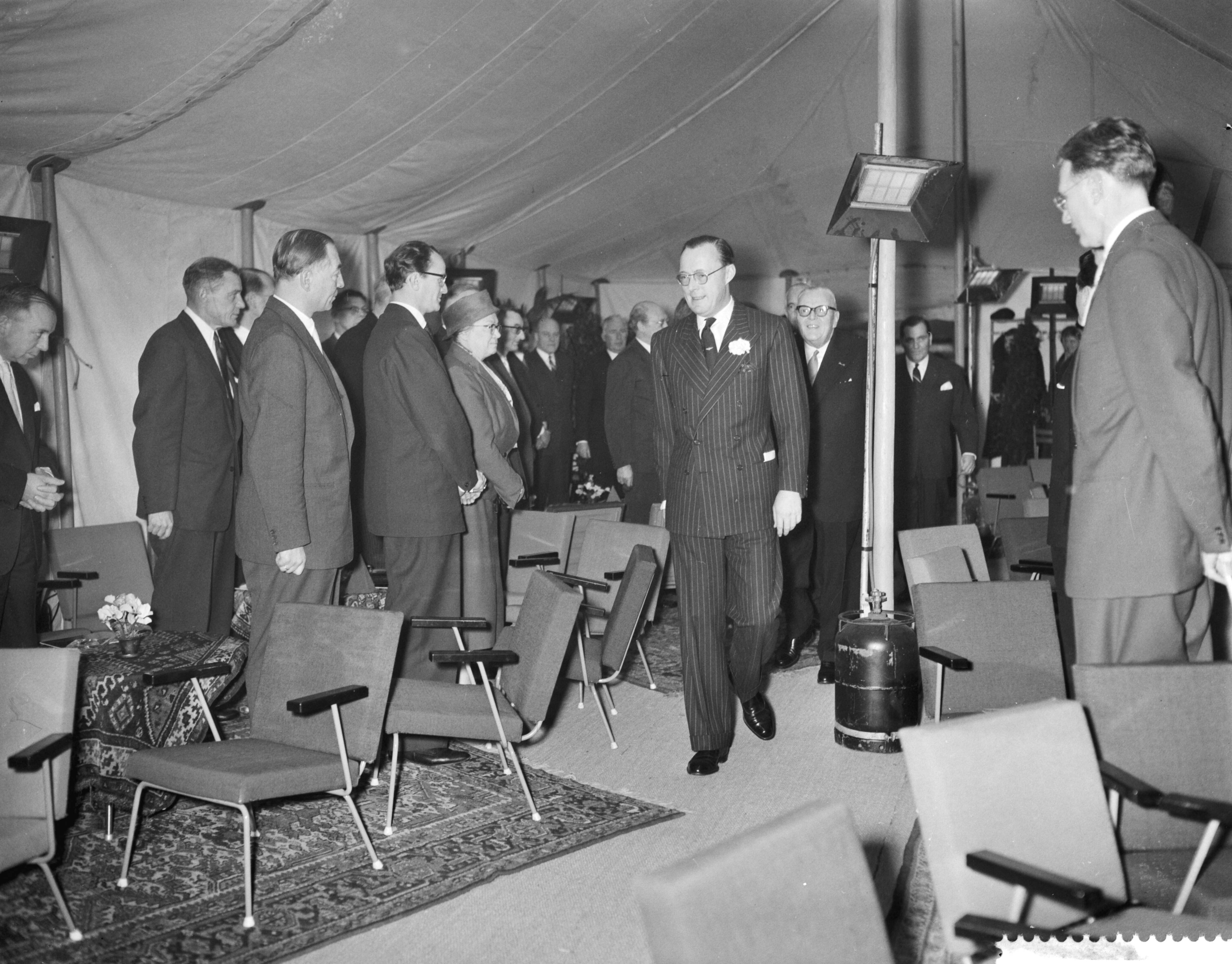 Opening van het centraal researchlaboratorium van Brocades & Stheeman te Haarlem door prins Bernhard — Foto: Bilsen, Joop van / Anefo. — Licentie: Set B: Rechtenvrij / Publiek Domein. Bron: Nationaal Archief. http://hdl.handle.net/10648/a98ba4dc-d0b4-102d-bcf8-003048976d84
