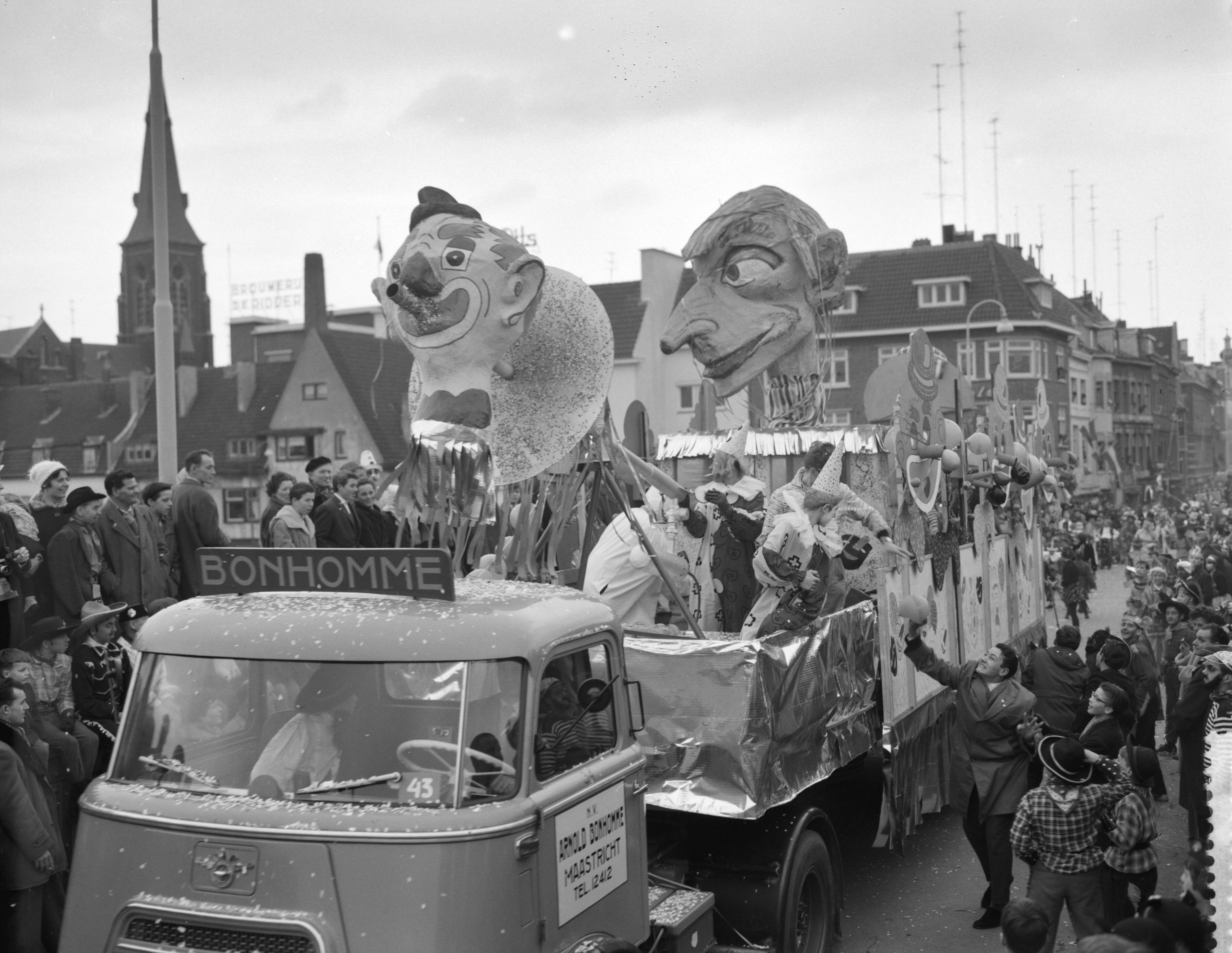 Fotocollectie Anefo — Carnavalsoptocht in Maastricht — Foto: Rossem, Wim van / Anefo. Licentie: Set B: Rechtenvrij / Publiek Domein. Bron: Nationaal Archief. http://hdl.handle.net/10648/a9c8fa4e-d0b4-102d-bcf8-003048976d84