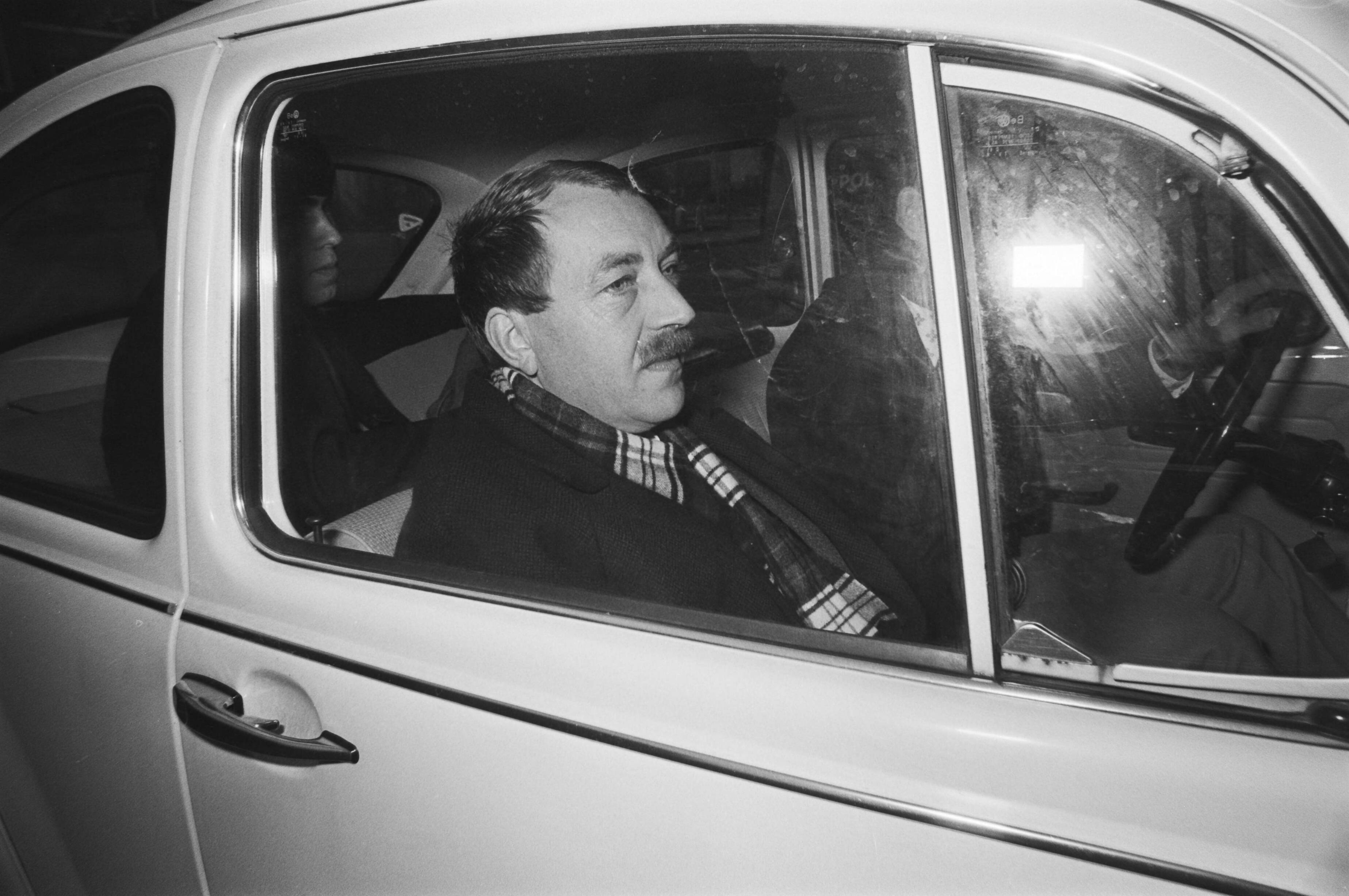 Fotocollectie Anefo — Proces tegen RAF-lid Kurt Folkerts in Utrecht; aankomst Officier van Justitie , T. van Dijk (in auto) — Foto: Peters, Hans / Anefo. Licentie: Set B: Rechtenvrij / Publiek Domein. Bron: Nationaal Archief. http://hdl.handle.net/10648/aca7be08-d0b4-102d-bcf8-003048976d84