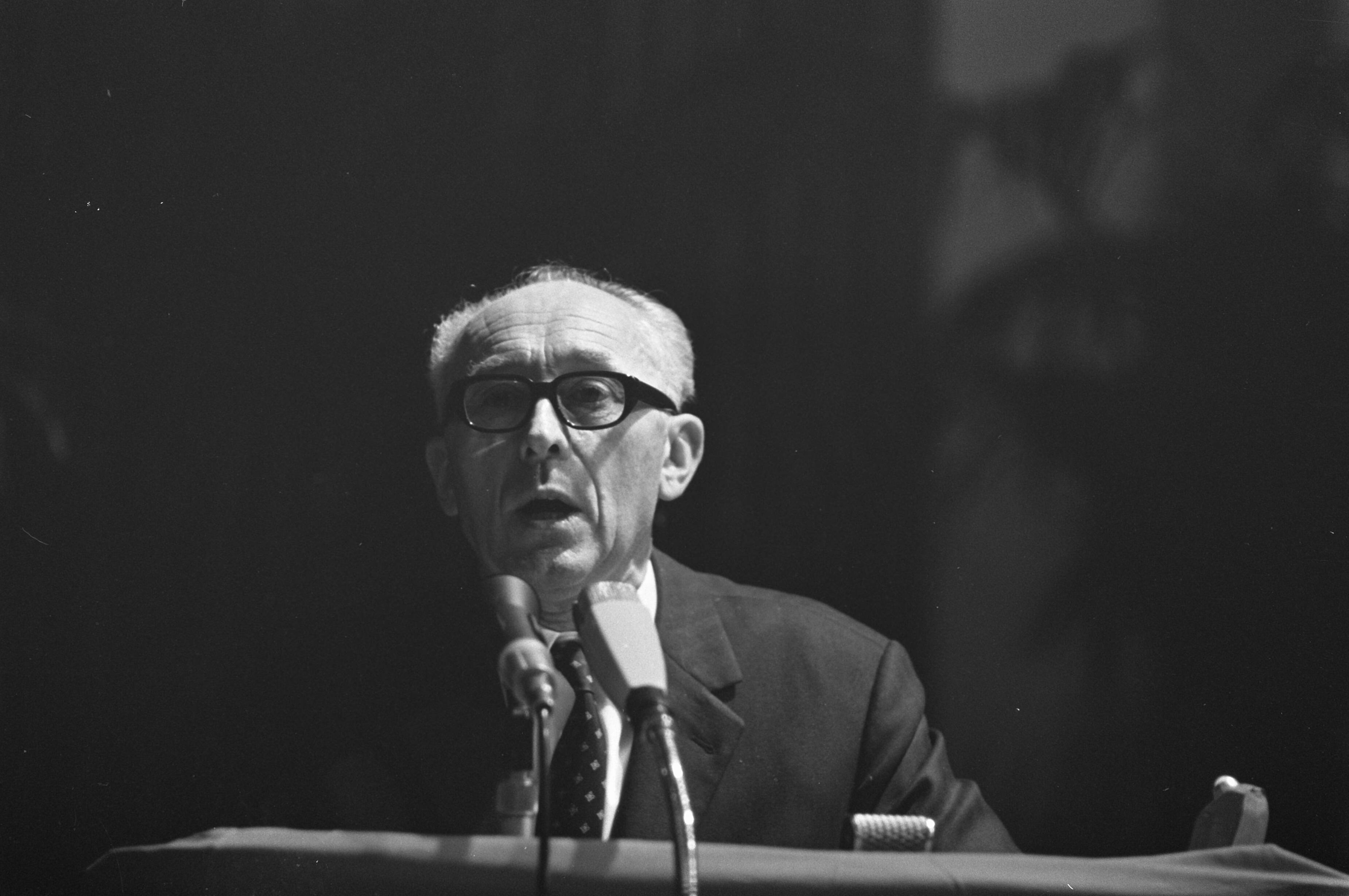 Fotocollectie Anefo — Congres PvdA in Nederlands Congresgebouw in Den Haag voorzitter Tans — Foto: Evers, Joost / Anefo. Licentie: Set B: Rechtenvrij / Publiek Domein. Bron: Nationaal Archief. http://hdl.handle.net/10648/ab6156bc-d0b4-102d-bcf8-003048976d84