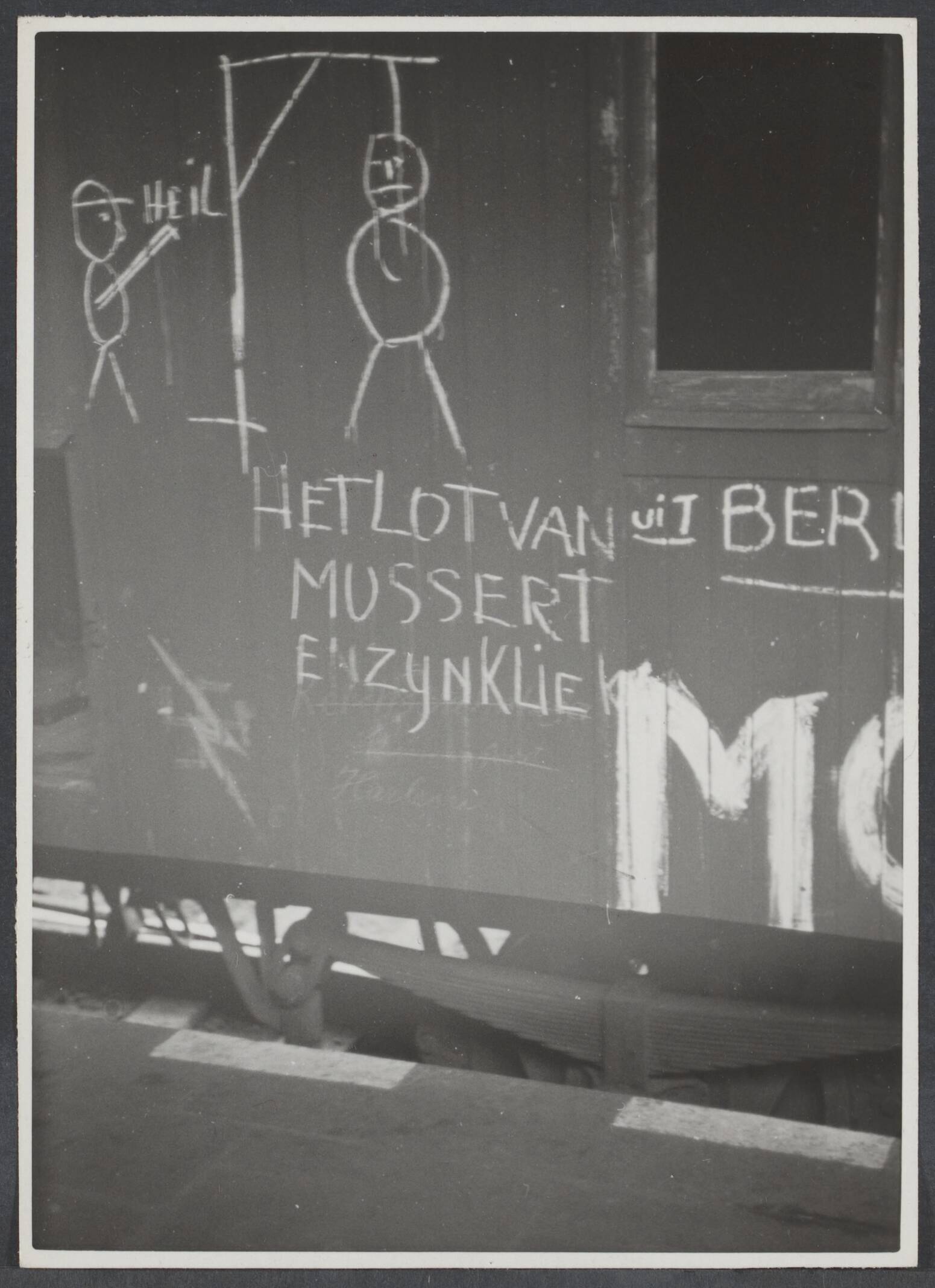 Arbeidsdienst. Waaronder "Nederlandse Arbeidsdienst" en "Vreugde en Arbeid" ("Fut door lol" 81). Ook opbouwdienst 1940/41. — [Serie: repatriëring Arbeitseinsatz] Juni-Juli 1945. Hoe het gemoed zich ontlastte van de Nederl. jongens op hun thuisreis van Duitsland — Foto: Bosen, Frans / Spaarnestad. Licentie: Set B: Rechtenvrij / Publiek Domein. Bron: Nationaal Archief. http://hdl.handle.net/10648/a6f952f1-451b-7b65-0334-b862427df820