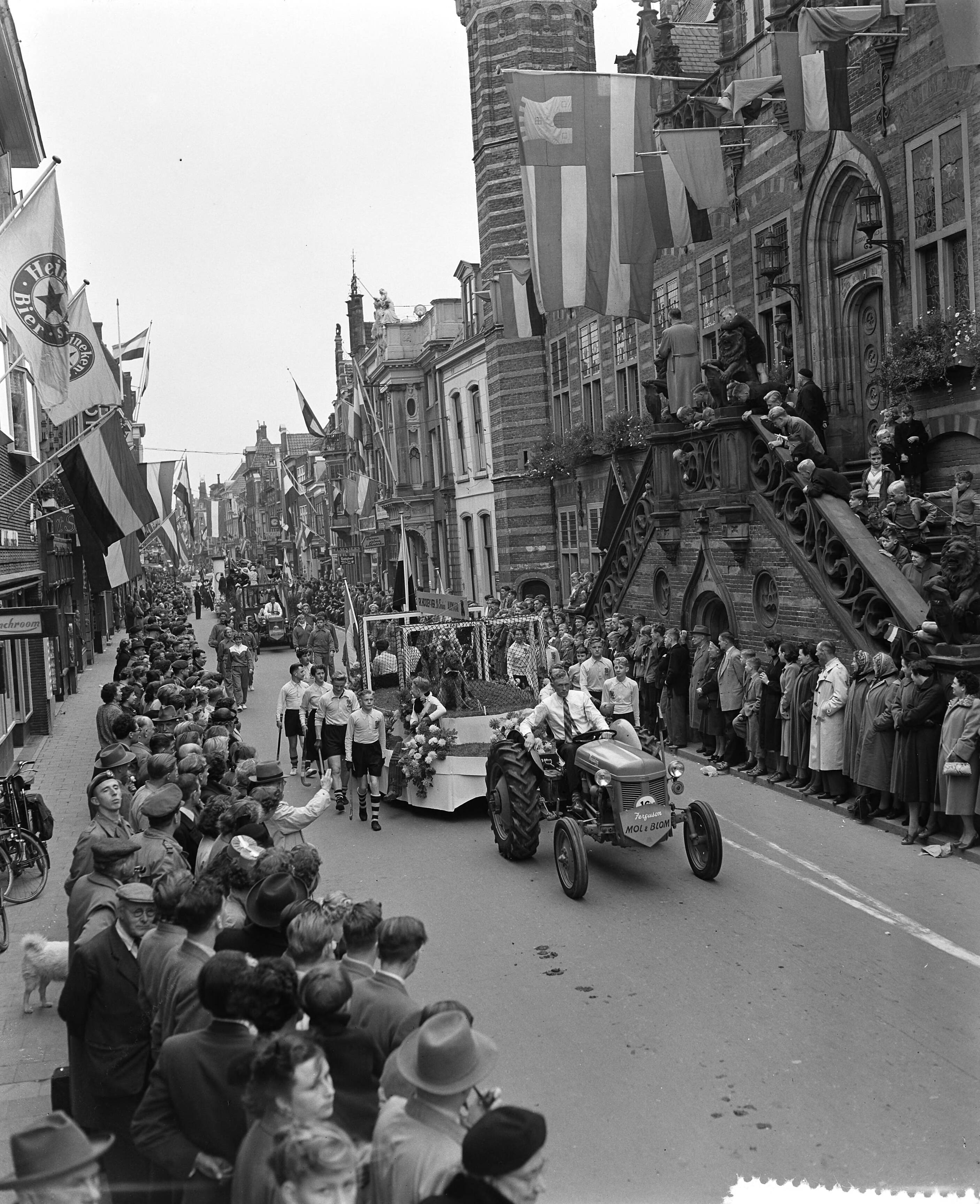 Fotocollectie Anefo — 8 oktober viering in Alkmaar met optochten in teken van de sport — Foto: Rossem, Wim van / Anefo. Licentie: Set B: Rechtenvrij / Publiek Domein. Bron: Nationaal Archief. http://hdl.handle.net/10648/a92af3d0-d0b4-102d-bcf8-003048976d84