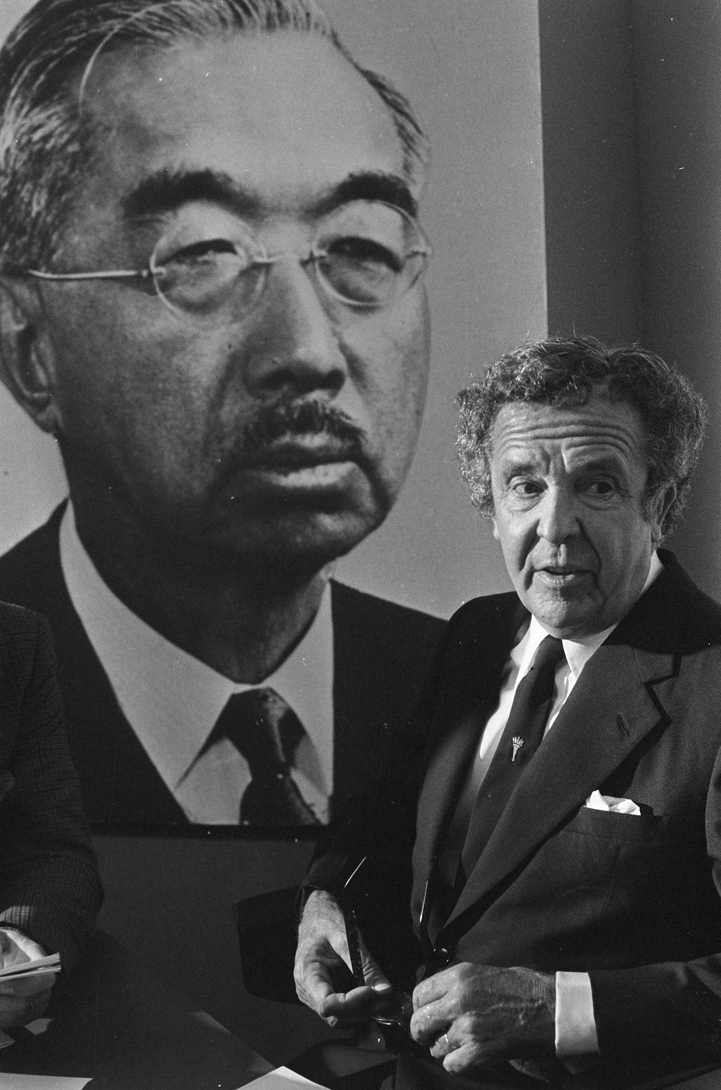 Fotocollectie Anefo — Interview van Wim Kan voor NOS in NOS studio, Hilversum Wim Kan voor portret Keizer Hirohito — Foto: Punt, W. / Anefo. Licentie: Set B: Rechtenvrij / Publiek Domein. Bron: Nationaal Archief. http://hdl.handle.net/10648/abd1d8b0-d0b4-102d-bcf8-003048976d84