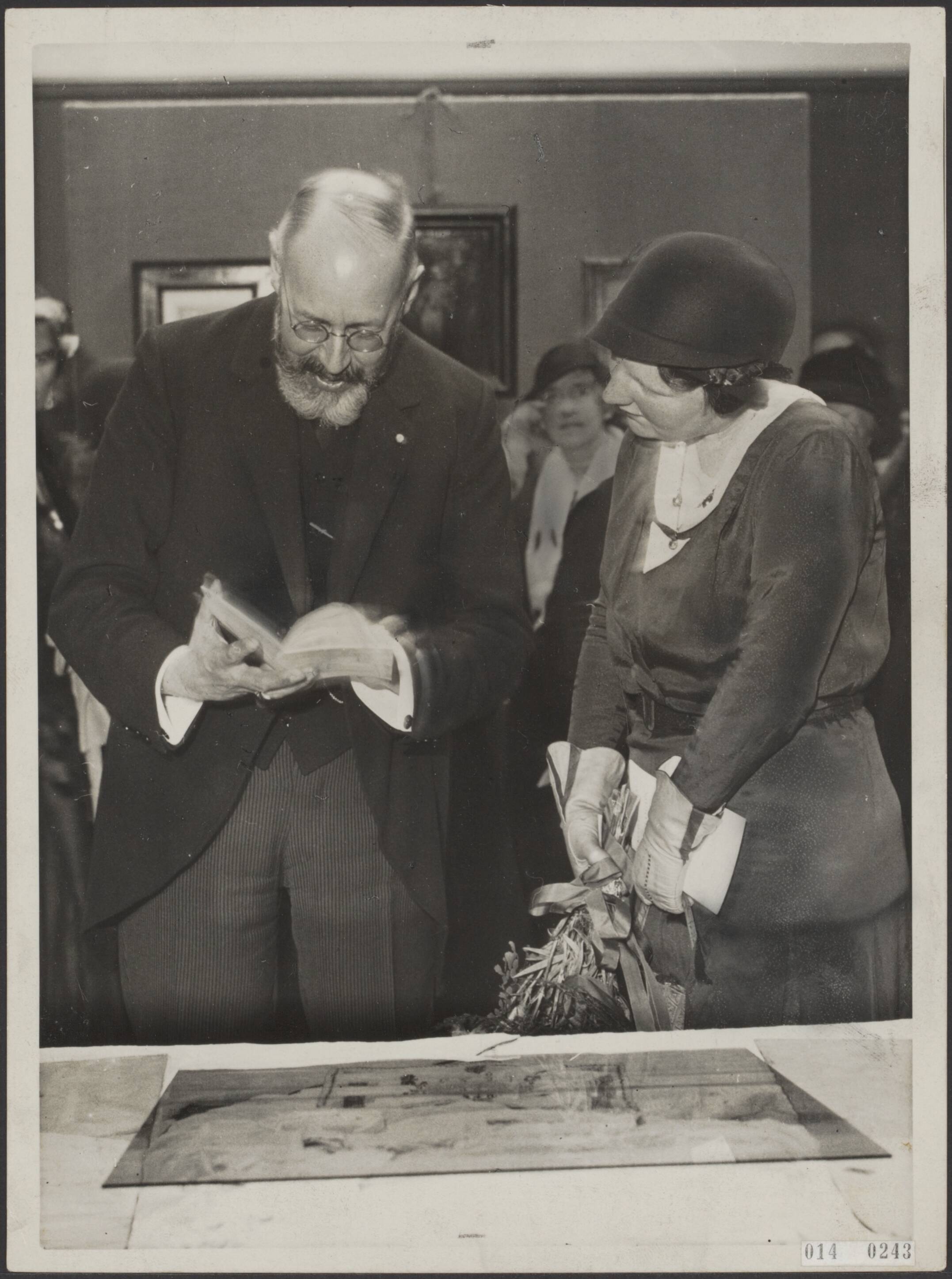Fotocollectie Elsevier Binnenland — Tentoonstelling "Kind en kunst" geopend door prinses Juliana. Links van haar Gerrit D. Gratama, directeur van het Frans Hals Museum — Foto: N.V. Polygoon. Licentie: Set B: Rechtenvrij / Publiek Domein. Bron: Nationaal Archief. http://hdl.handle.net/10648/adb007a6-d0b4-102d-bcf8-003048976d84