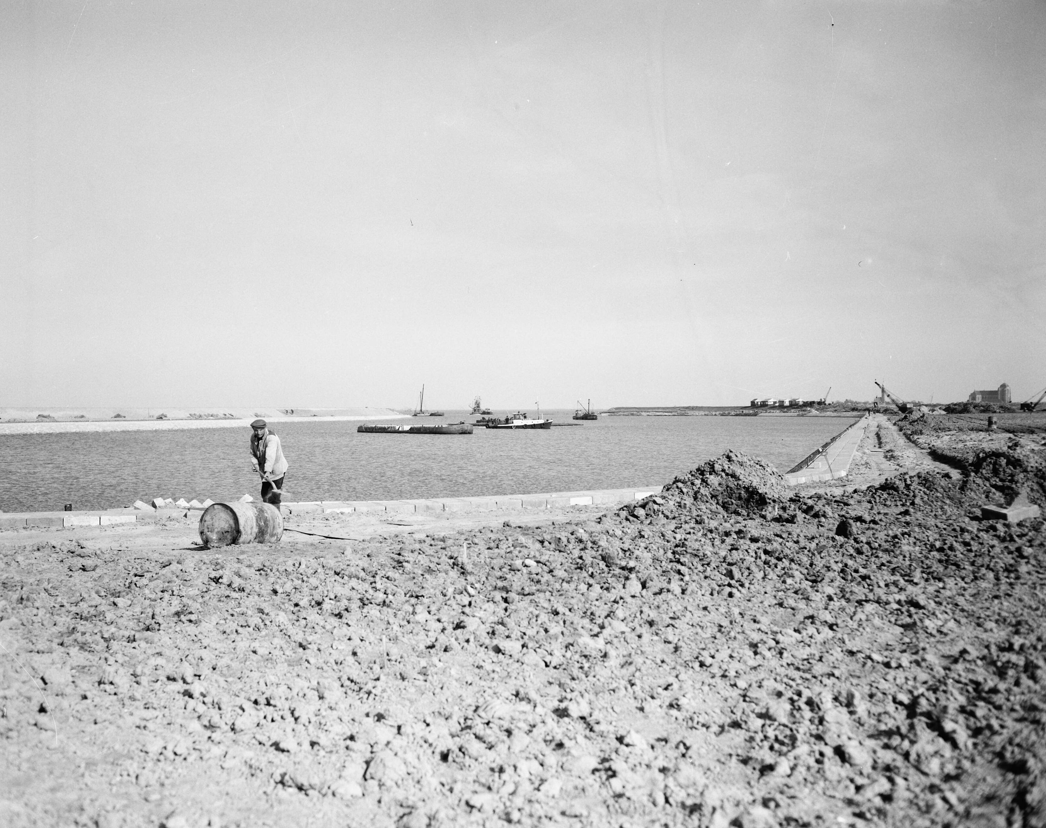 Fotocollectie Anefo — Werkzaamheden Deltaplan bij Veere — Foto: Bilsen, Joop van / Anefo. Licentie: Set B: Rechtenvrij / Publiek Domein. Bron: Nationaal Archief. http://hdl.handle.net/10648/a95d24a4-d0b4-102d-bcf8-003048976d84