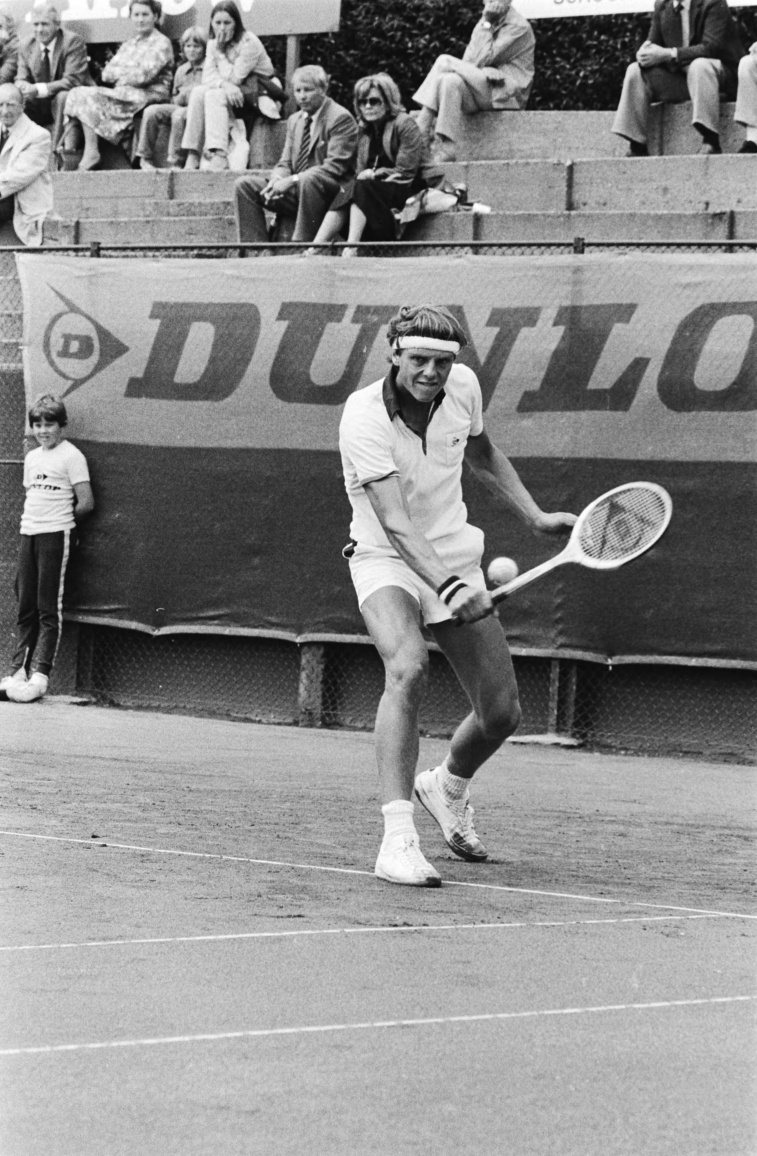 Nederlandse kampioenschappen tennis, Scheveningen — Van Boeckel in aktie — Foto: Antonisse, Marcel / Anefo. Licentie: Set B: Rechtenvrij / Publiek Domein. Bron: Nationaal Archief. http://hdl.handle.net/10648/ace57306-d0b4-102d-bcf8-003048976d84