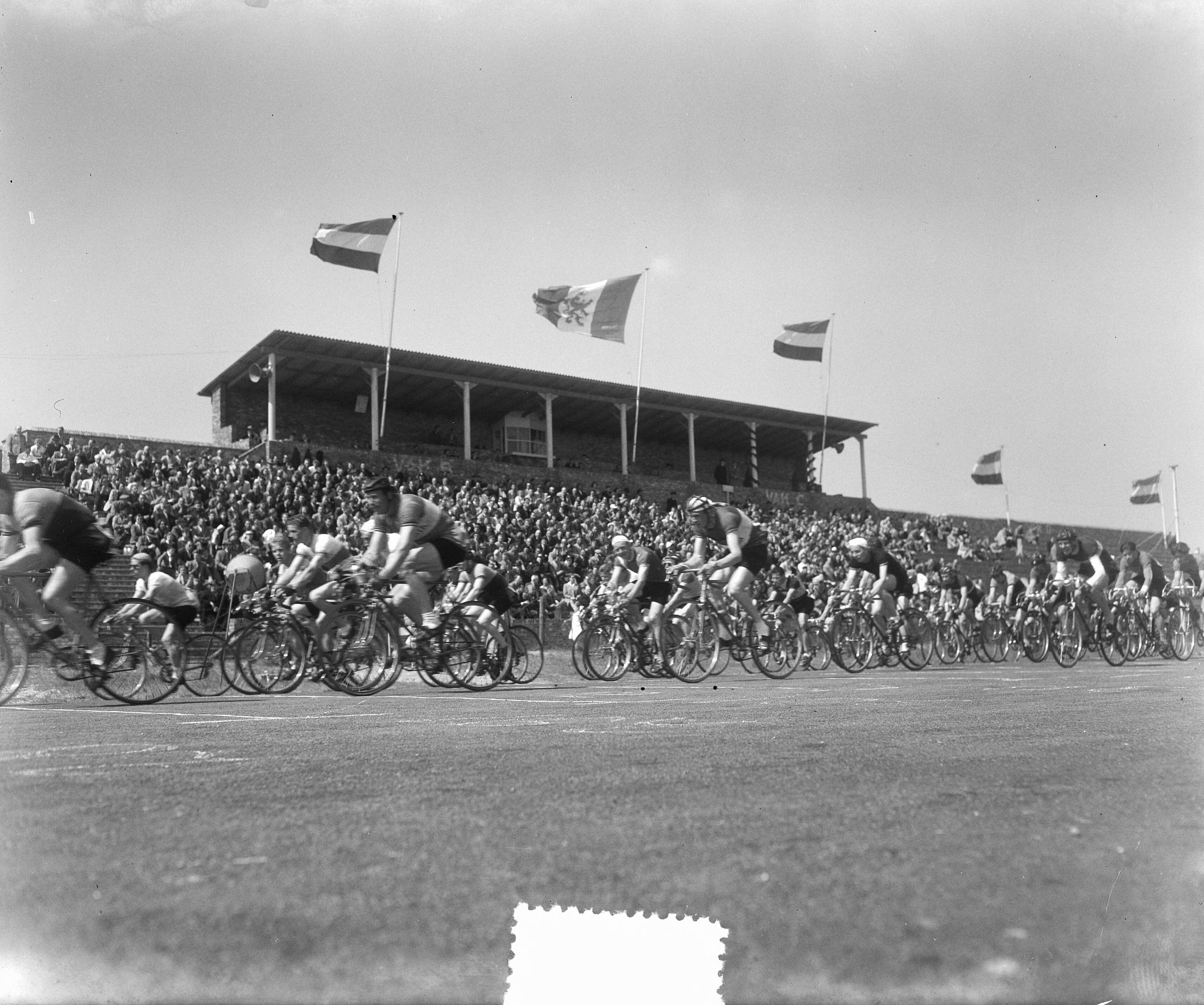 Fotocollectie Anefo — Wielerfestijn op Circuit van Zandvoort ter gelegenheid van het KNWU-jubileum — Foto: Pot, Harry / Anefo. Licentie: Set B: Rechtenvrij / Publiek Domein. Bron: Nationaal Archief. http://hdl.handle.net/10648/a90b4ee0-d0b4-102d-bcf8-003048976d84