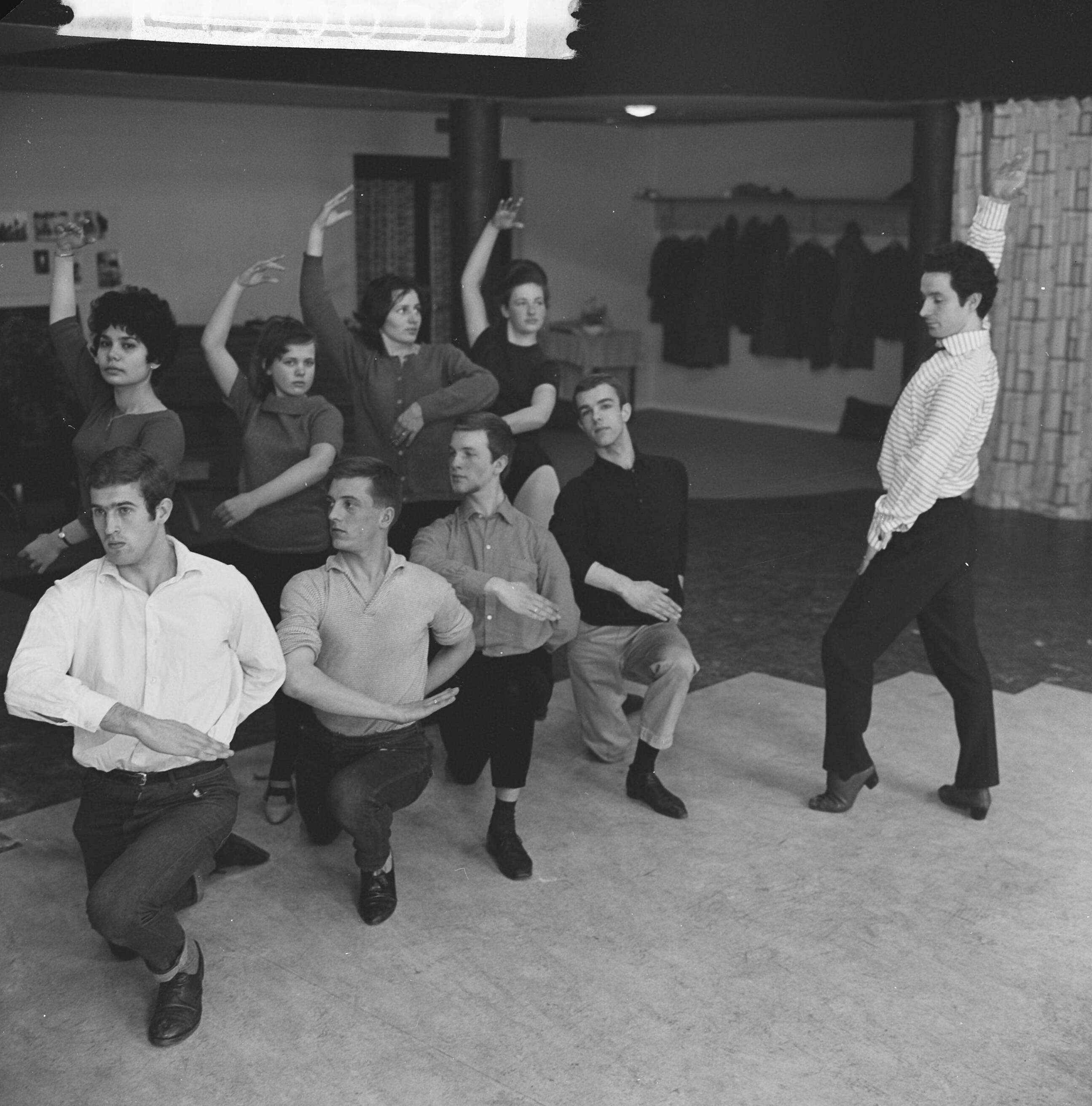 Fotocollectie Anefo — Eerste Nederlandse Show Academie te Den Haag geeft Spaanse danslessen — Foto: Koch, Eric / Anefo. Licentie: Set B: Rechtenvrij / Publiek Domein. Bron: Nationaal Archief. http://hdl.handle.net/10648/a9fe44f6-d0b4-102d-bcf8-003048976d84