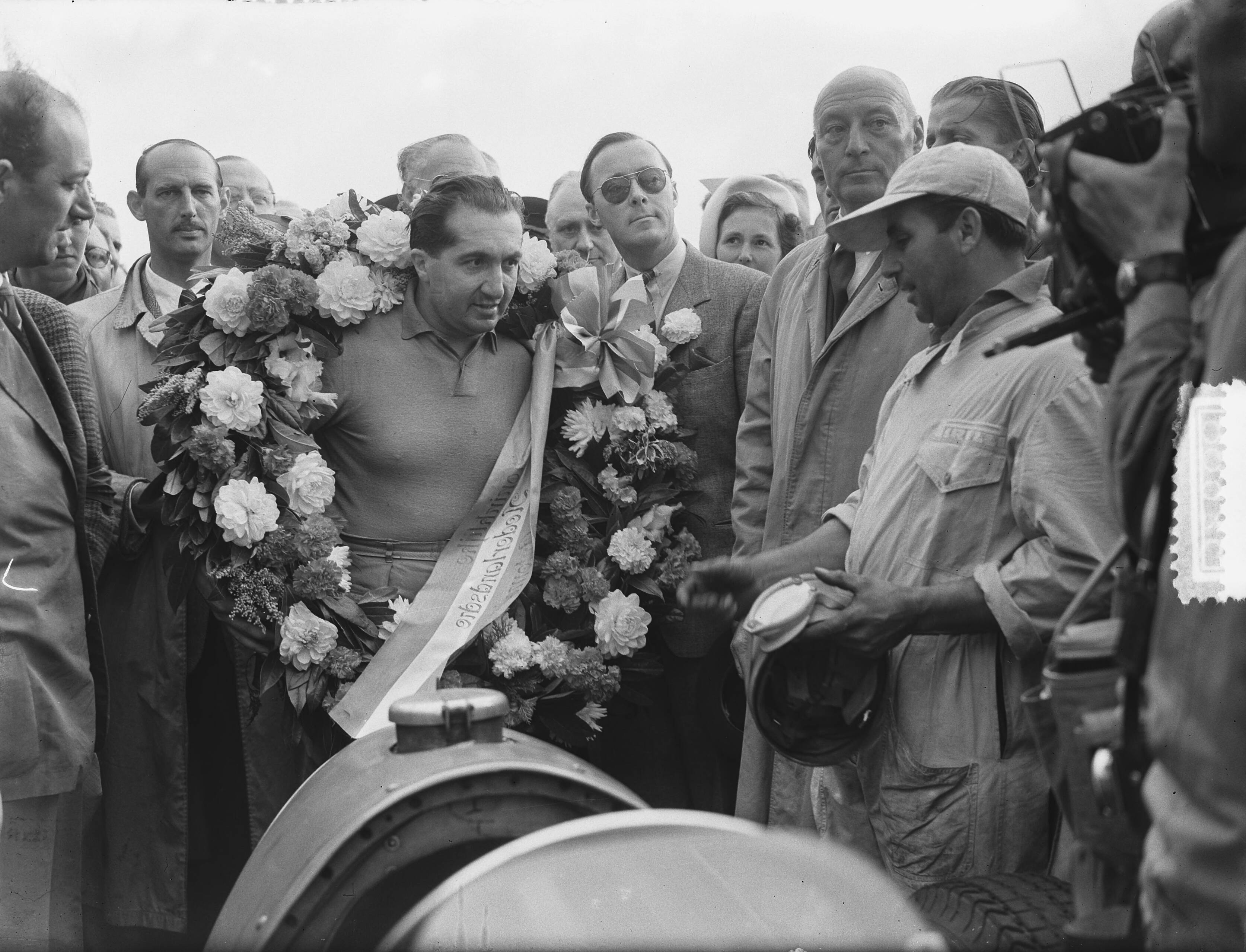 Grote Prijs van Nederland 1952 — Grote Prijs van Nederland op het circuit van Zandvoort. Winnaar Alberto Ascari en prins Bernhard — Foto: Bilsen, Joop van / Anefo. Licentie: Set B: Rechtenvrij / Publiek Domein. Bron: Nationaal Archief. http://hdl.handle.net/10648/a8fe7224-d0b4-102d-bcf8-003048976d84