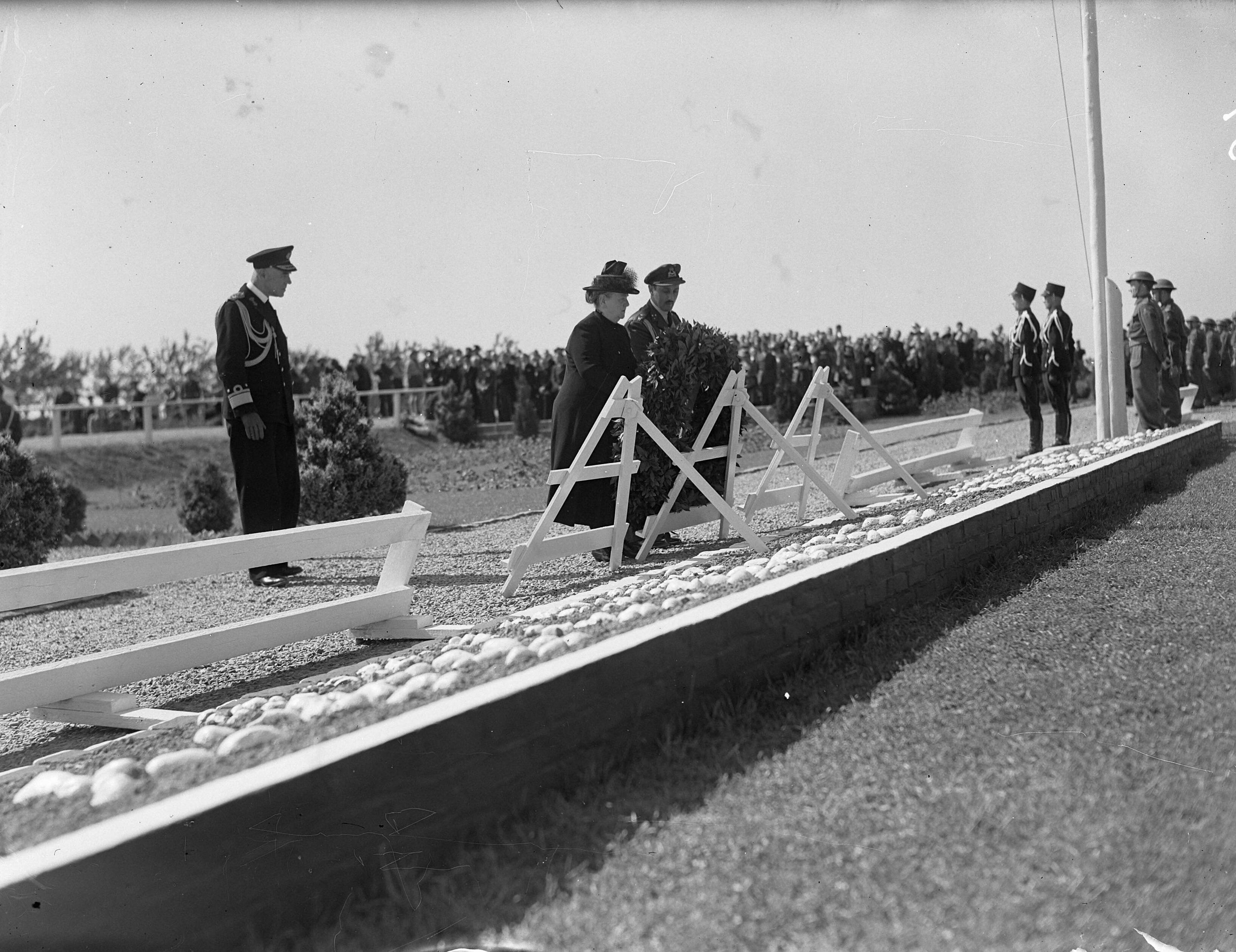 Fotocollectie Anefo — Memorial Day Margraten. Herdenking op Margraten. Koningin Wilhelmina legt een krans — Foto: Noske, J.D. / Anefo. Licentie: Set B: Rechtenvrij / Publiek Domein. Bron: Nationaal Archief. http://hdl.handle.net/10648/a8a8b938-d0b4-102d-bcf8-003048976d84