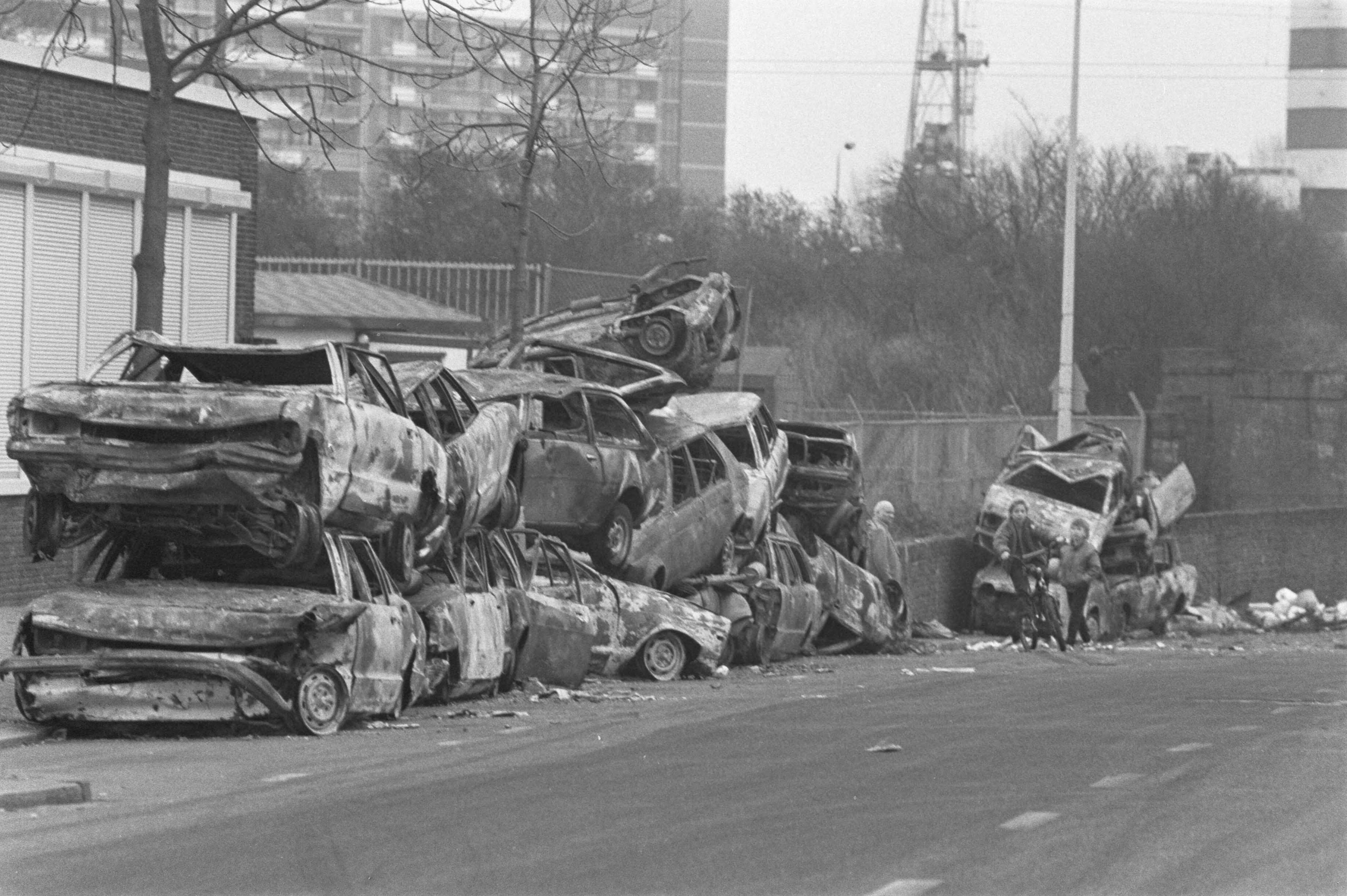 Uitgebrande auto's in Den Haag na oudejaarsnacht — Den Haag|Zuid-Holland|auto's |vandalisme — Foto: Bogaerts, Rob / Anefo. Licentie: Set B: Rechtenvrij / Publiek Domein. Bron: Nationaal Archief. http://hdl.handle.net/10648/ad6f85c8-d0b4-102d-bcf8-003048976d84