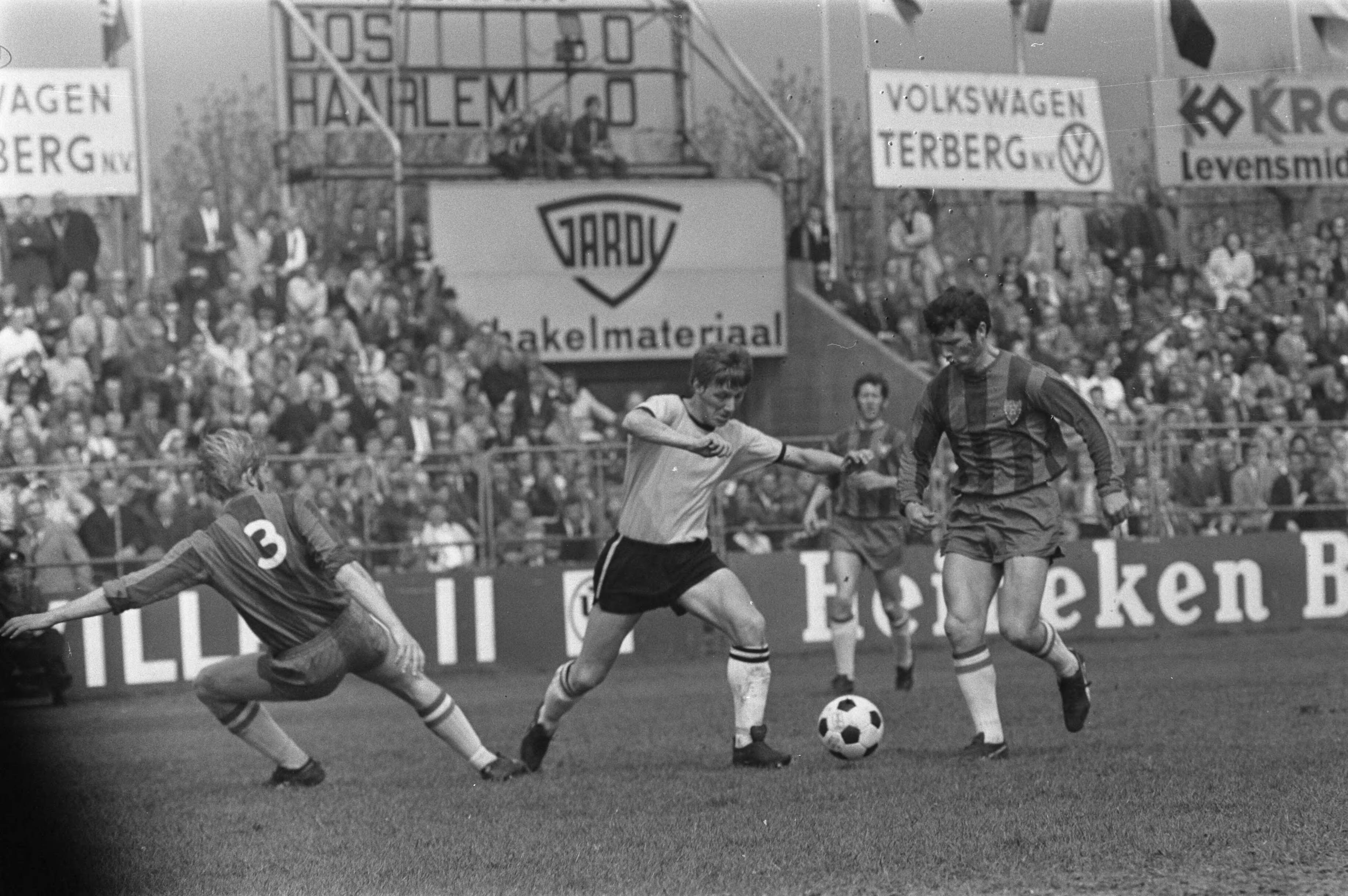 Fotocollectie Anefo — DOS tegen Haarlem 2-1; spelmomenten — Foto: Koch, Eric / Anefo. Licentie: Set B: Rechtenvrij / Publiek Domein. Bron: Nationaal Archief. http://hdl.handle.net/10648/ab95f7d2-d0b4-102d-bcf8-003048976d84