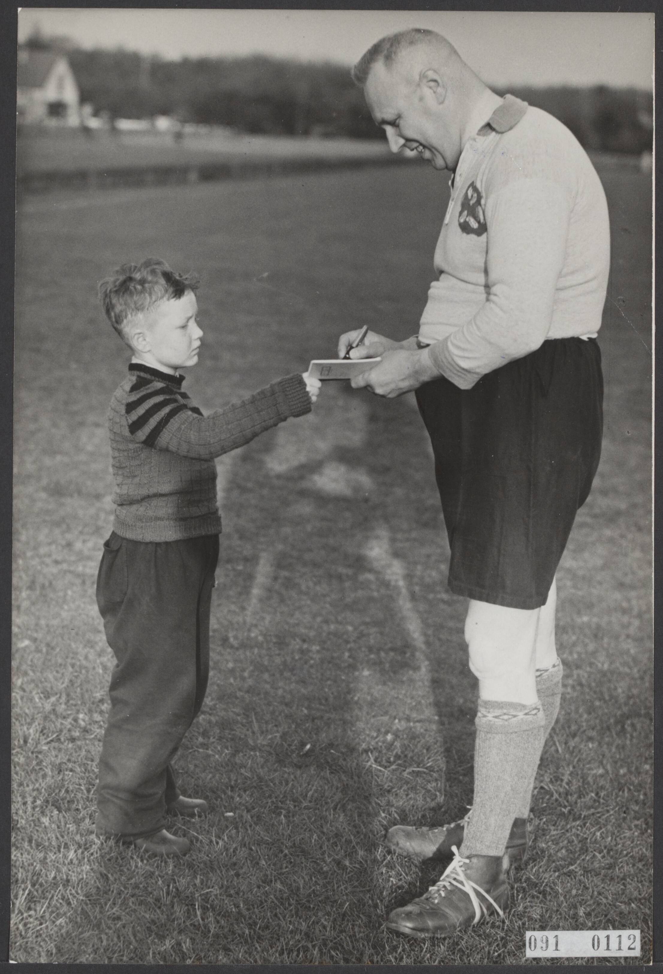 Fotocollectie Elsevier Binnenland — Raadsleden en hoger personeel van Hilversum hebben een onderlingen voetbalwedstrijd gespeeld. Burgemeester Boot speelde op de rechtshalf plaats. In de rust kwam er zelfs een handtekeningjagertje naar hem toe, die "wel wat in hem zag" — Foto: Noske, J.D. / Anefo. Licentie: Set B: Rechtenvrij / Publiek Domein. Bron: Nationaal Archief. http://hdl.handle.net/10648/ae1f0278-d0b4-102d-bcf8-003048976d84