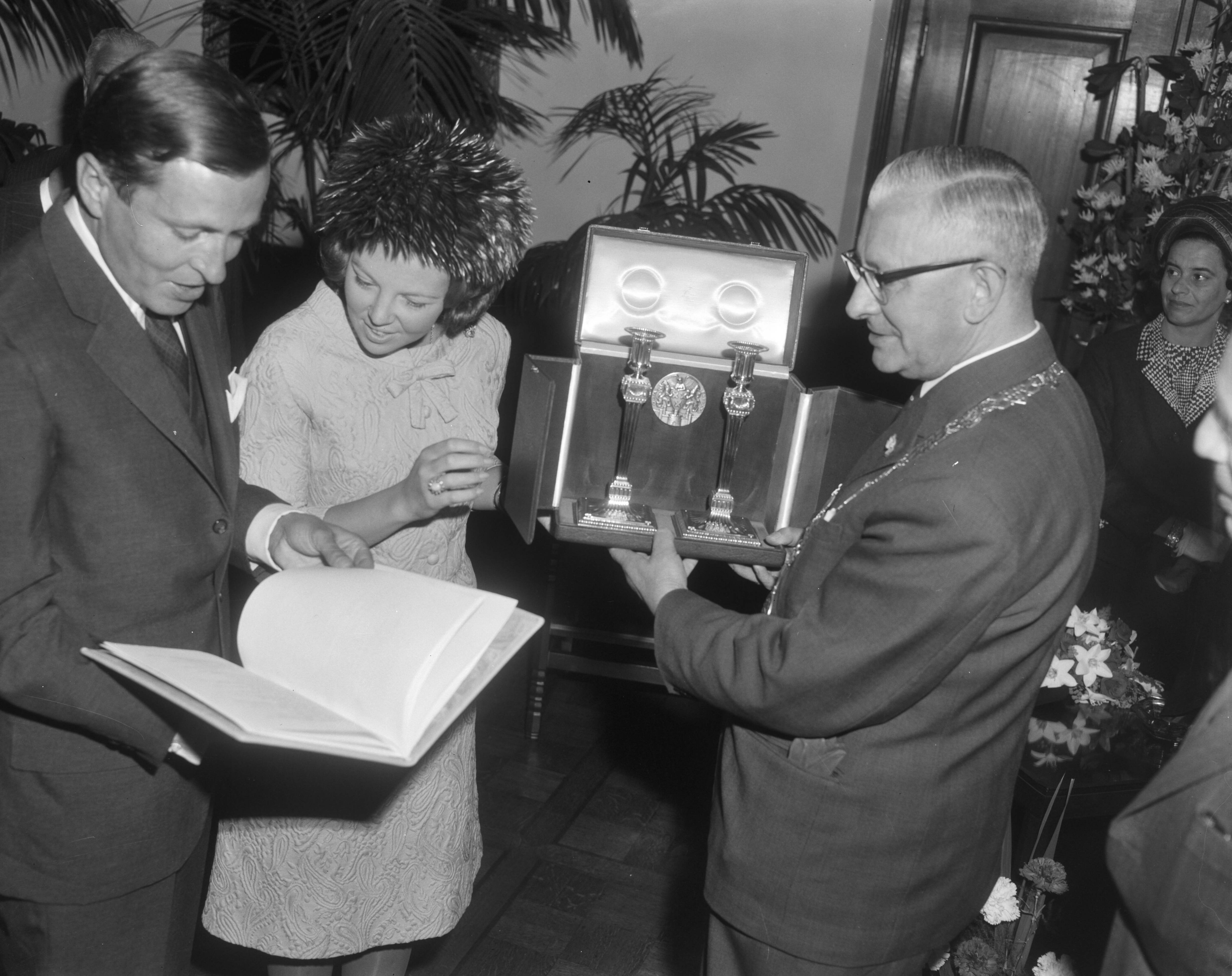 Fotocollectie Anefo — Prinses Beatrix en prins Claus brachten bezoek aan Bre da — Foto: Bilsen, Joop van / Anefo. Licentie: Set B: Rechtenvrij / Publiek Domein. Bron: Nationaal Archief. http://hdl.handle.net/10648/aaeb8bb2-d0b4-102d-bcf8-003048976d84