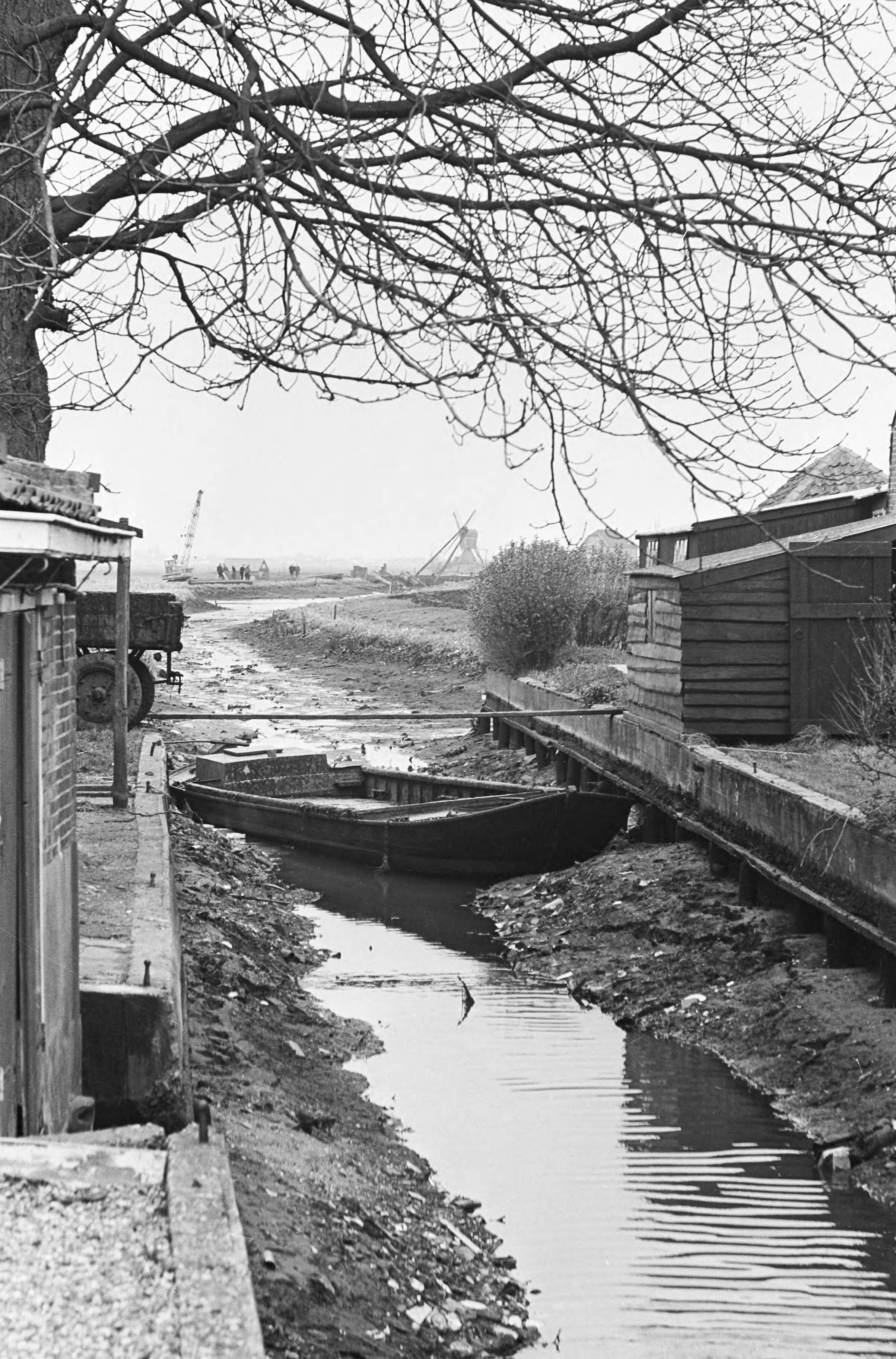Fotocollectie Anefo — Dijkdoorbraak bij Hazerswoude, de slootjes liggen nu droog — Foto: Koch, Eric / Anefo. Licentie: Set B: Rechtenvrij / Publiek Domein. Bron: Nationaal Archief. http://hdl.handle.net/10648/aa870a66-d0b4-102d-bcf8-003048976d84