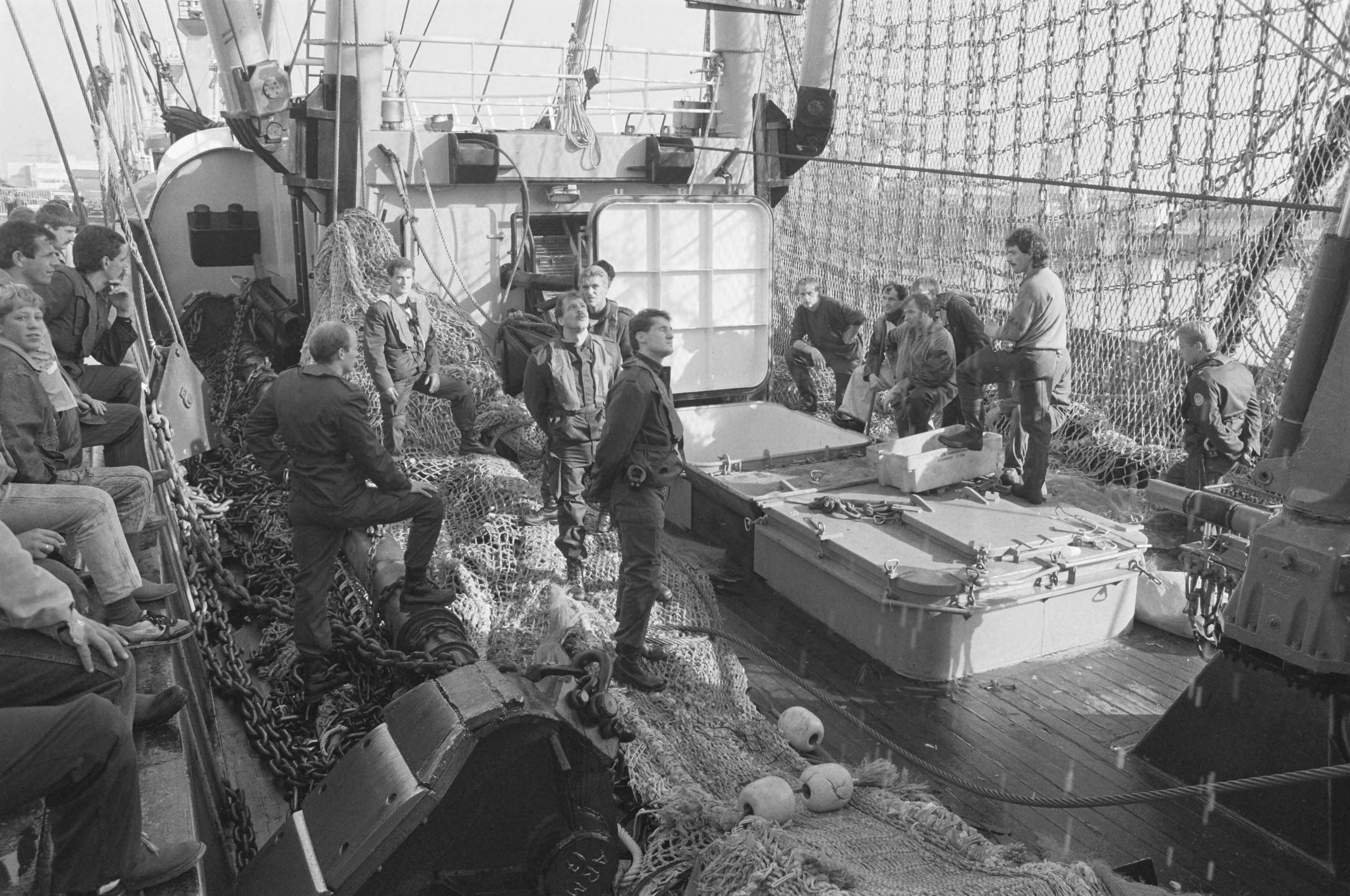 Fotocollectie Anefo — Enige honderden leden Mobiele Eenheid assisteren controleurs AID bij aanvoer visvangsten in Vlissingen — Foto: Croes, Rob C. / Anefo. Licentie: Set B: Rechtenvrij / Publiek Domein. Bron: Nationaal Archief. http://hdl.handle.net/10648/ad6dfd20-d0b4-102d-bcf8-003048976d84