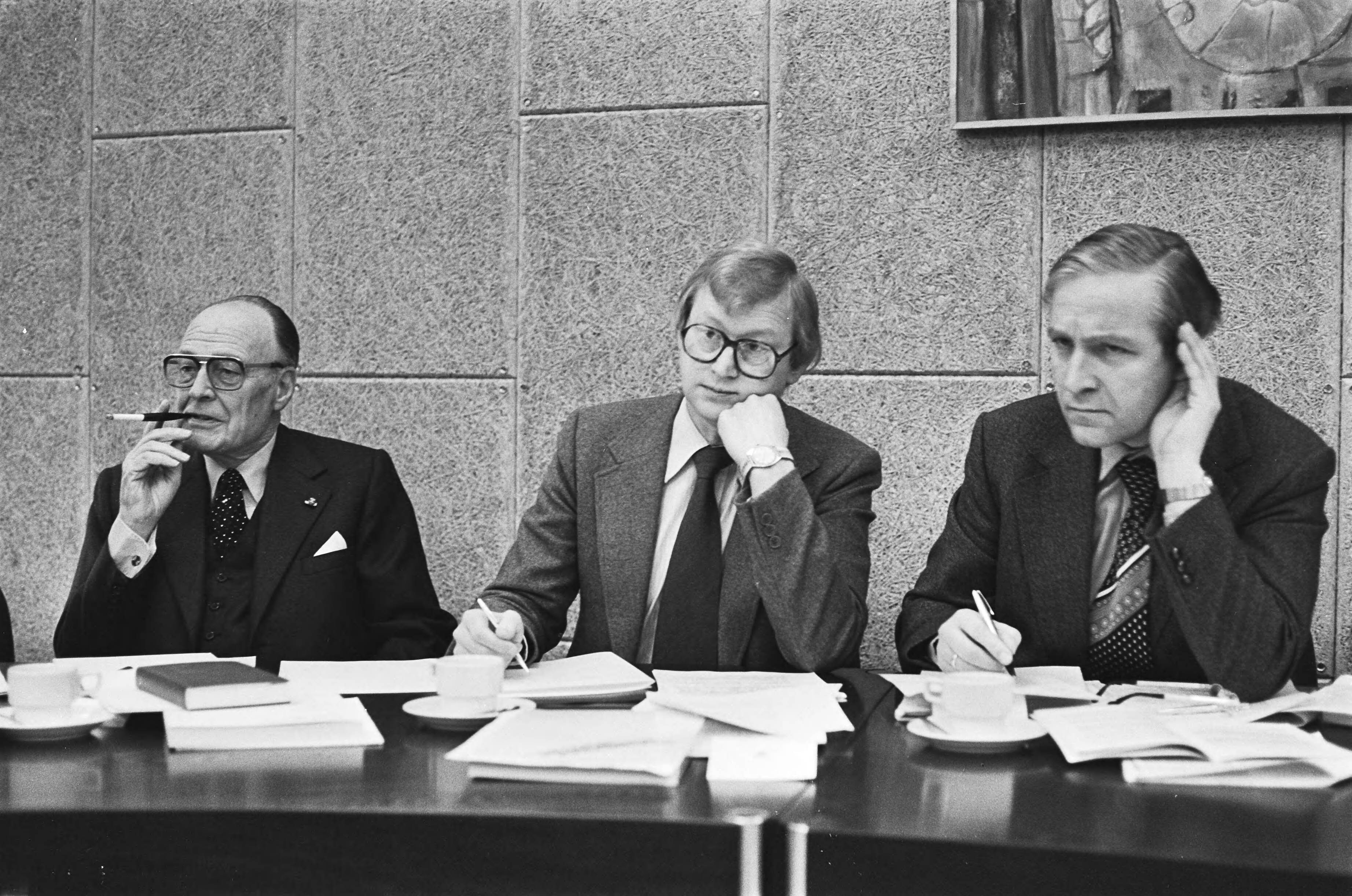 Fotocollectie Anefo — Persconferentie "inflatieneutrale belastingheffing in Den Haag ; v.l.n.r. prof. mr. H. J. Hofstra, Andriessen en A. Nooteboom — Foto: Peters, Hans / Anefo. Licentie: Set B: Rechtenvrij / Publiek Domein. Bron: Nationaal Archief. http://hdl.handle.net/10648/acaccc2c-d0b4-102d-bcf8-003048976d84