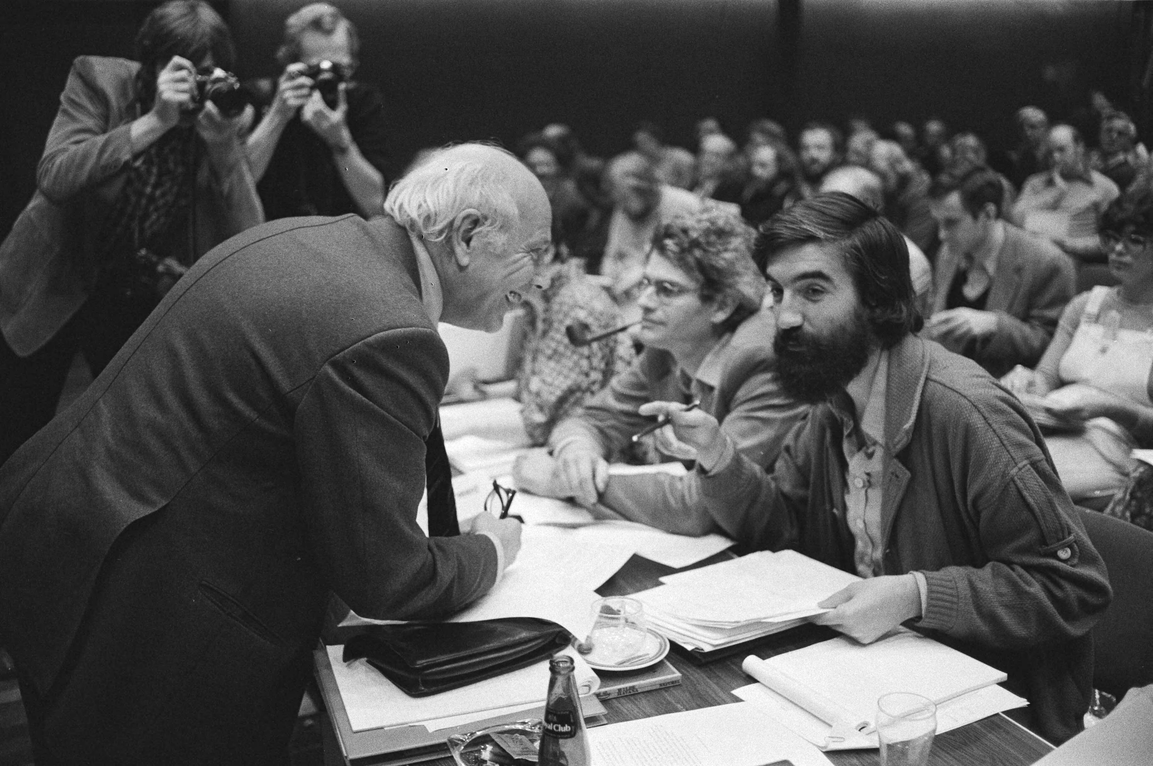 Partijraadvergadering van de PvdA in Zeist — Joop den Uyl (l) en Max van den Berg — Foto: Suyk, Koen / Anefo. Licentie: Set B: Rechtenvrij / Publiek Domein. Bron: Nationaal Archief. http://hdl.handle.net/10648/acd1d9c2-d0b4-102d-bcf8-003048976d84