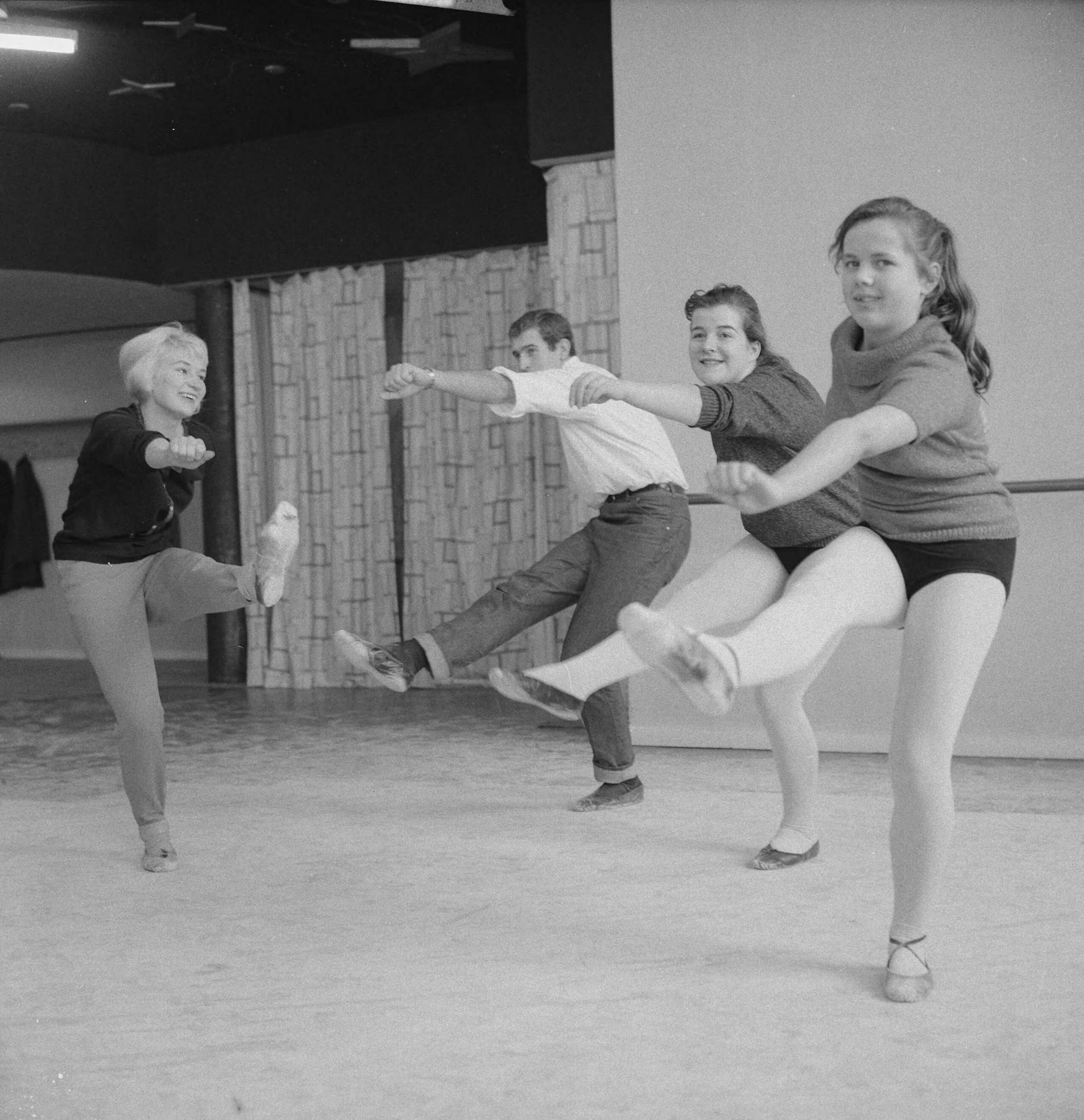 Fotocollectie Anefo — Show Academie in Den Haag. Carla Muller (links) en leerlingen — Foto: Koch, Eric / Anefo. Licentie: Set B: Rechtenvrij / Publiek Domein. Bron: Nationaal Archief. http://hdl.handle.net/10648/a9f3b36a-d0b4-102d-bcf8-003048976d84
