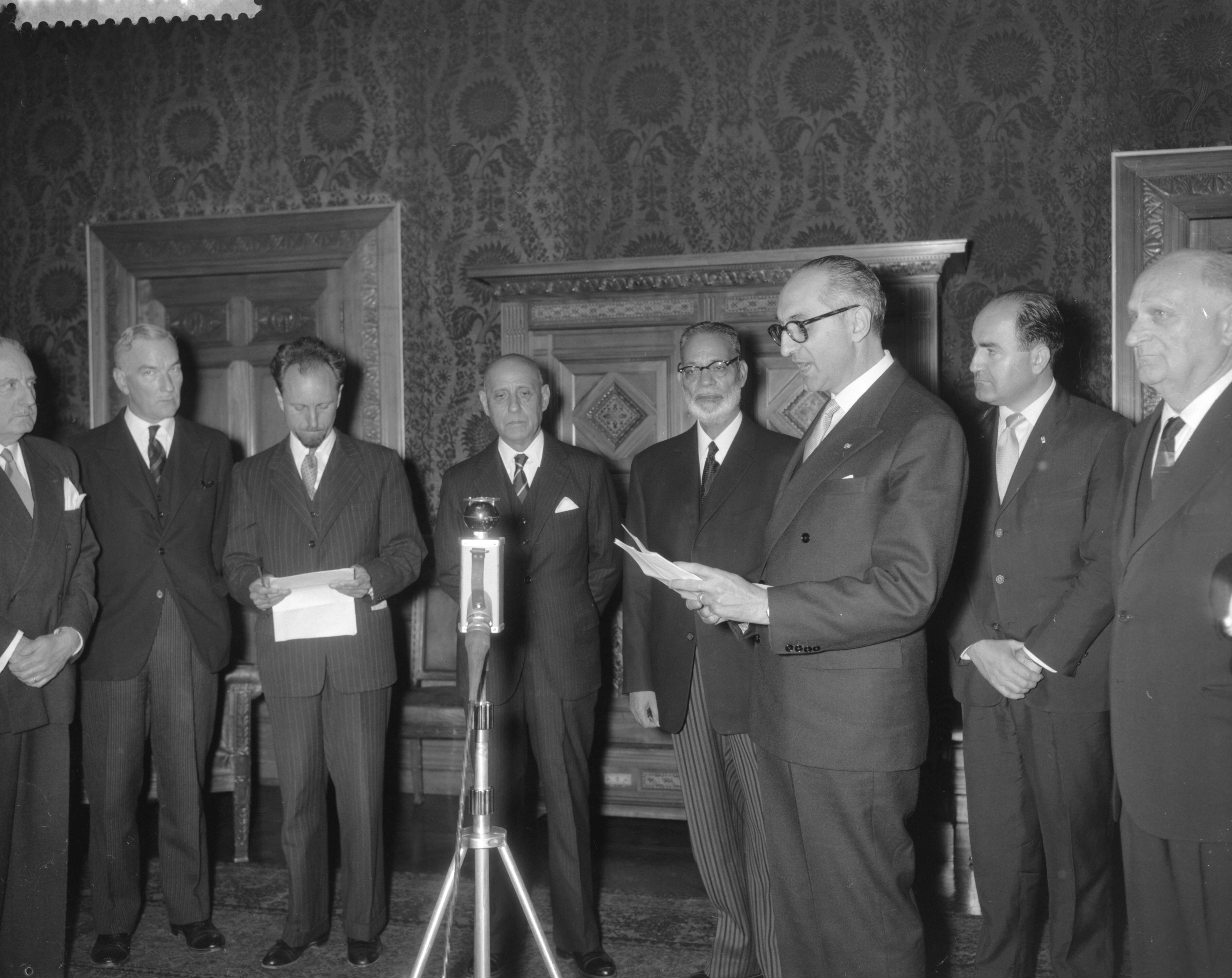 Fotocollectie Anefo — Bezoek van de president van Argentinië, Arturo Frondizi aan het Vredespaleis te Den Haag — Foto: Bilsen, Joop van / Anefo. Licentie: Set B: Rechtenvrij / Publiek Domein. Bron: Nationaal Archief. http://hdl.handle.net/10648/a9b330e2-d0b4-102d-bcf8-003048976d84