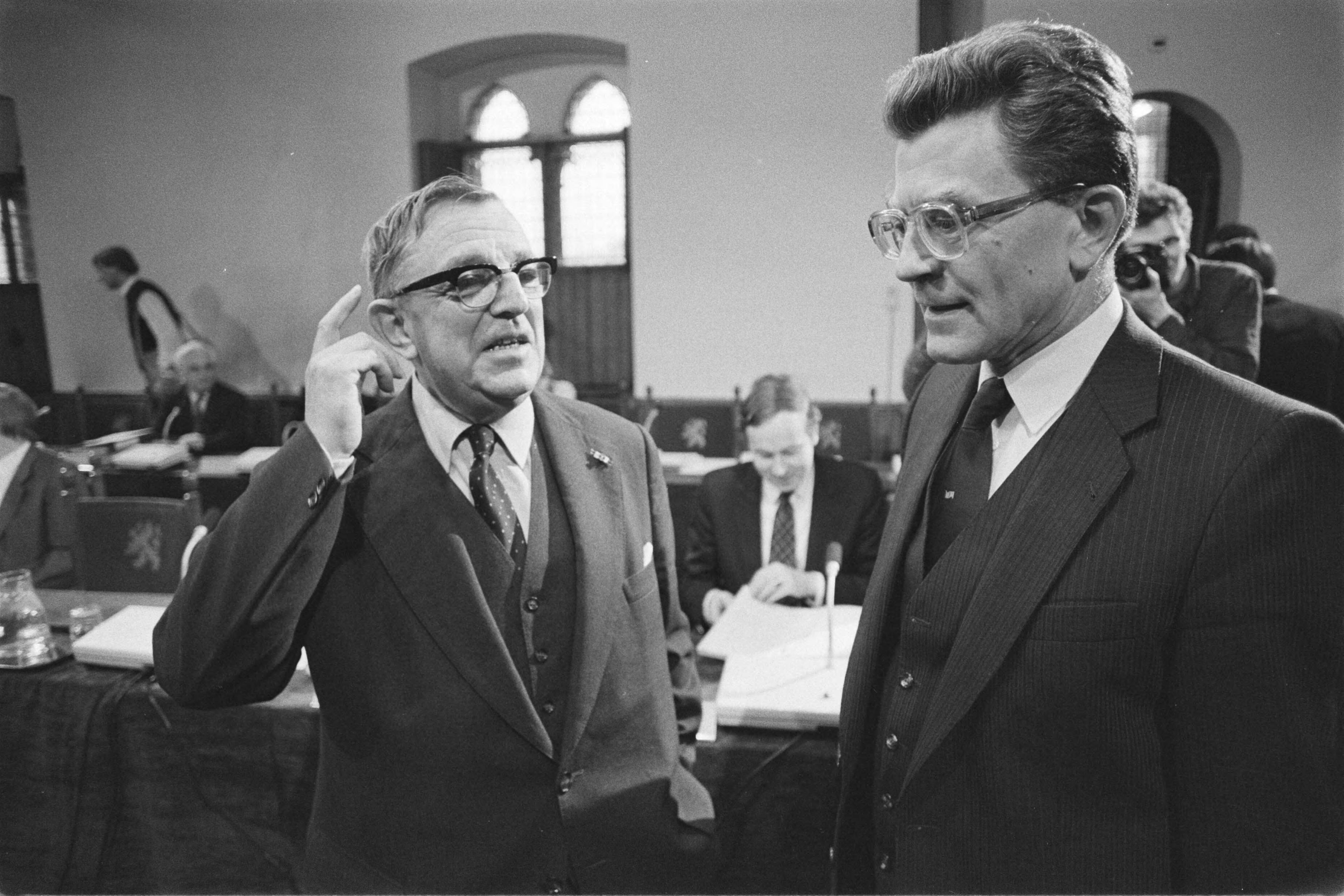 Fotocollectie Anefo — Verhoren parlementaire enquetecommissie ( Den Haag ); voorzitter Van Dijk (r) in gesprek met getuige J. M. Molkenboer — Foto: Bogaerts, Rob / Anefo. Licentie: Set B: Rechtenvrij / Publiek Domein. Bron: Nationaal Archief. http://hdl.handle.net/10648/ad36a2da-d0b4-102d-bcf8-003048976d84