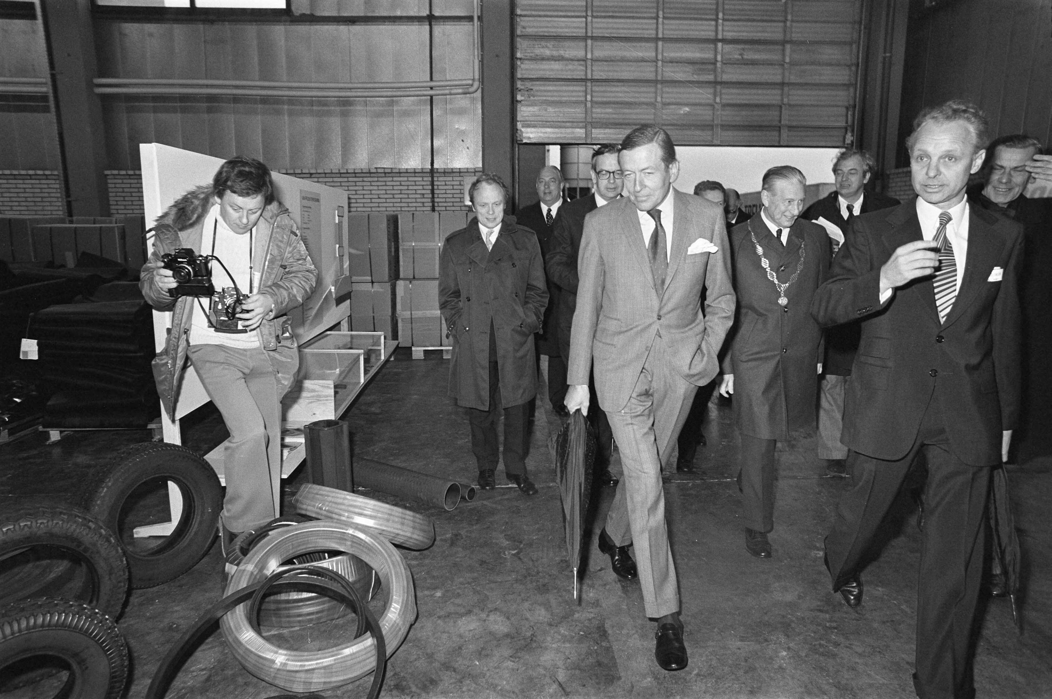 Fotocollectie Anefo — Prins Claus bij opening Trelleborg in Hoogezond (Groningen); Prins Claus bekijkt machines etc. — Foto: Mieremet, Rob / Anefo. Licentie: Set B: Rechtenvrij / Publiek Domein. Bron: Nationaal Archief. http://hdl.handle.net/10648/ac5b7c3c-d0b4-102d-bcf8-003048976d84