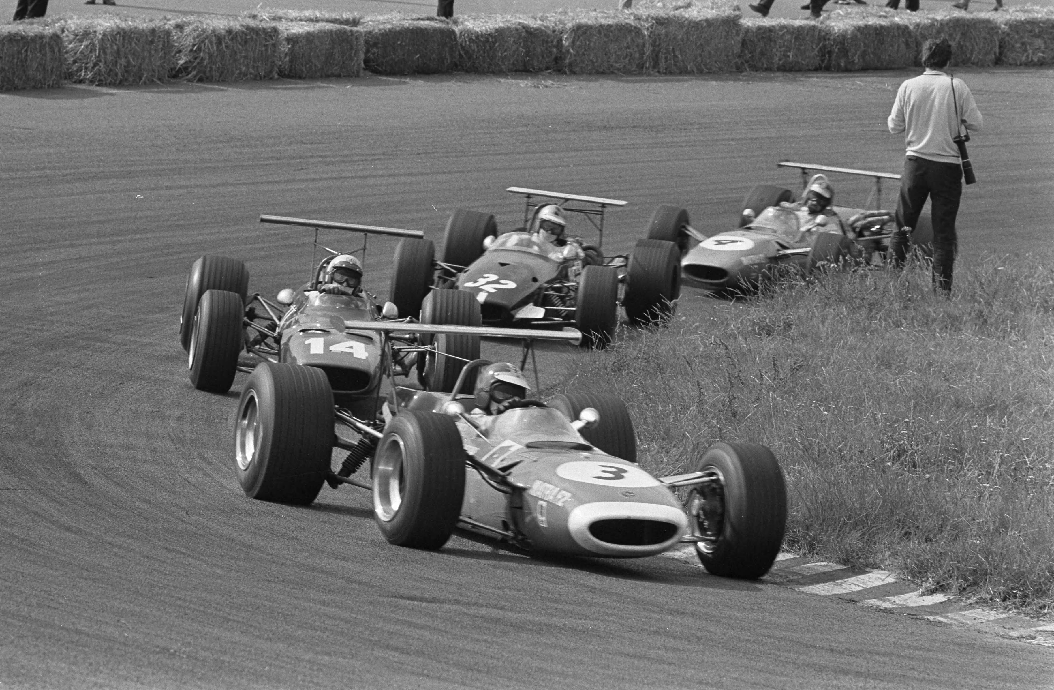 Autoraces in Zandvoort — fomule II racewagens in actie — Foto: Fotograaf Onbekend / Anefo. Licentie: Set B: Rechtenvrij / Publiek Domein. Bron: Nationaal Archief. http://hdl.handle.net/10648/ab48dd44-d0b4-102d-bcf8-003048976d84