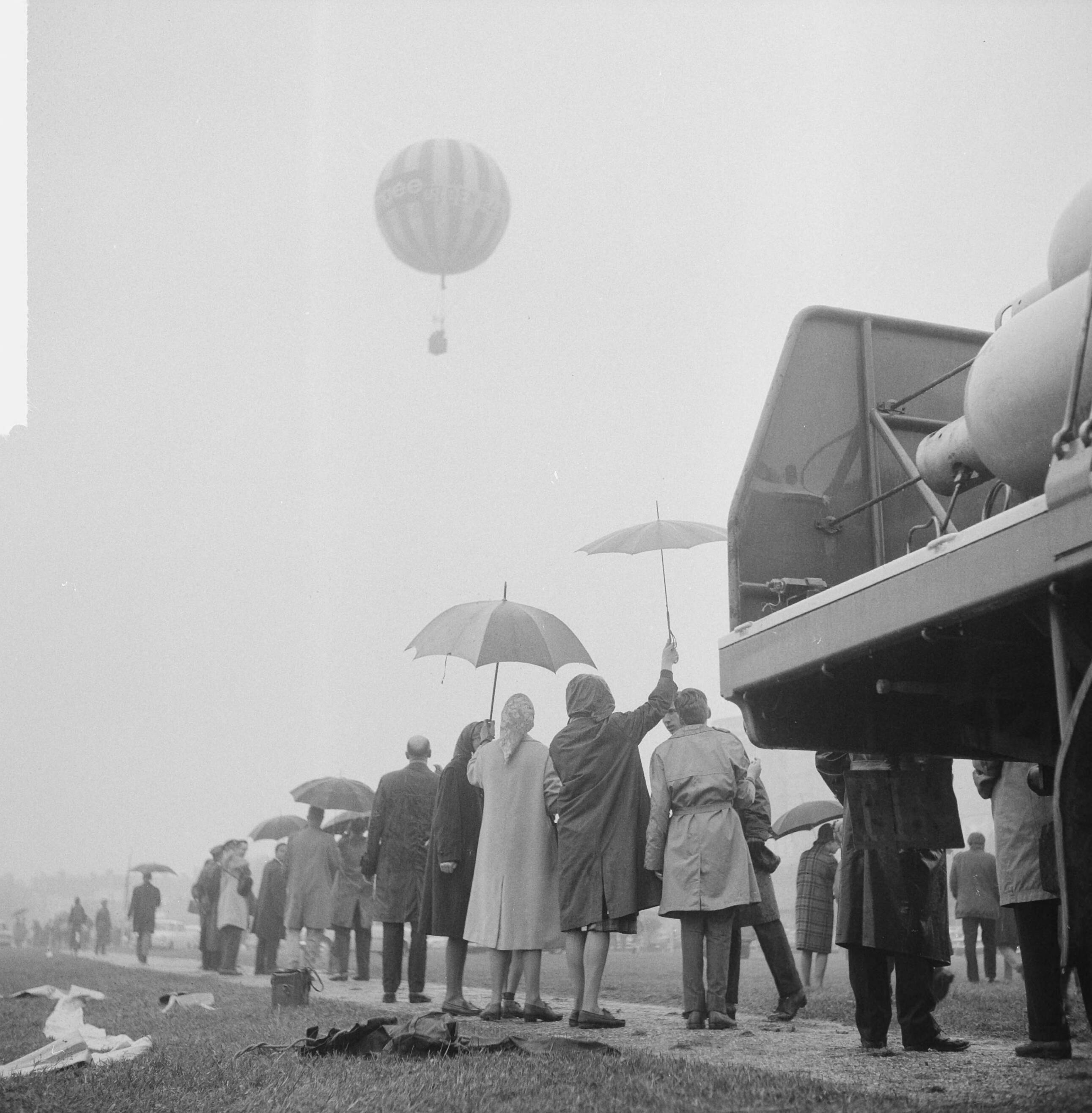 Fotocollectie Anefo — Ballonvaart demonstratie in Den Haag , Alfred Schults demonstreerde een ballon gemaakt van kunstrubber Hyoalon — Foto: Gelderen, Hugo van / Anefo. Licentie: Set B: Rechtenvrij / Publiek Domein. Bron: Nationaal Archief. http://hdl.handle.net/10648/aa7b0db0-d0b4-102d-bcf8-003048976d84
