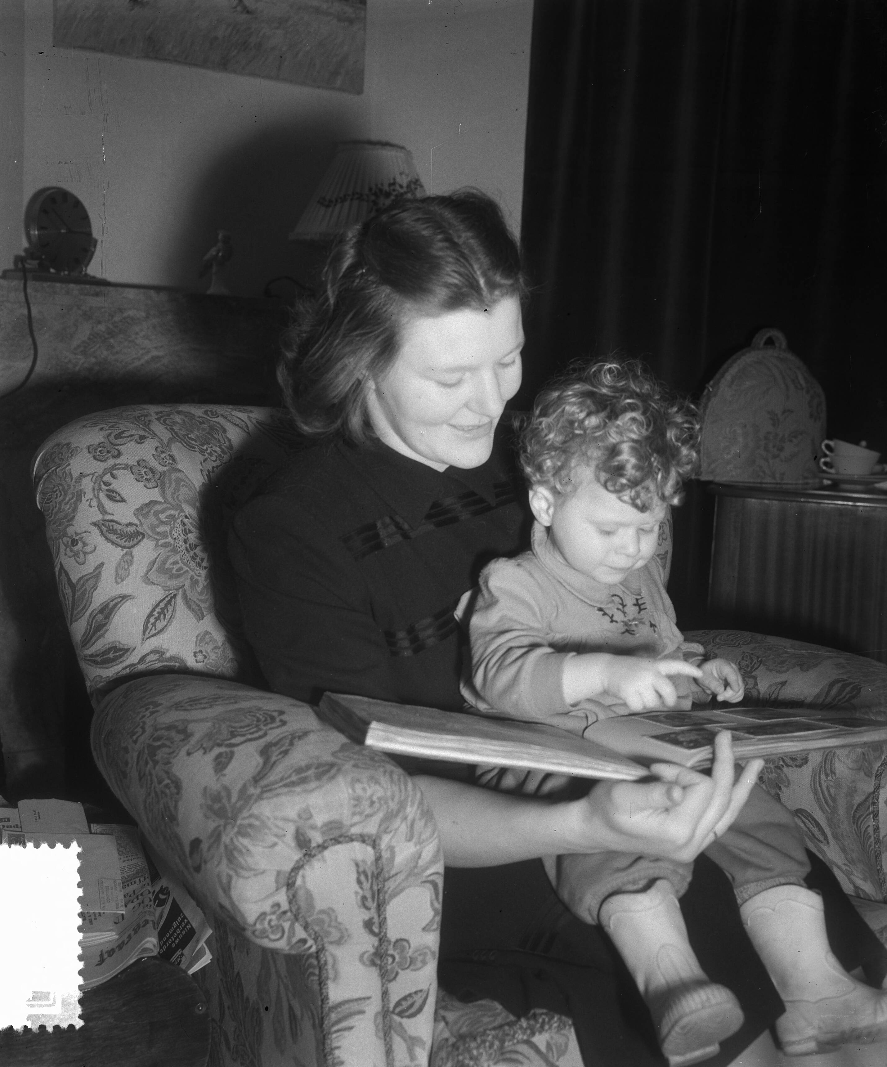 Reportage zwemster Nel Koudijs-Van Vliet — Reportage zwemster Nel Koudijs-Van Vliet. Nel van Vliet met een dochter — Foto: Duinen, H. van / Anefo. Licentie: Set B: Rechtenvrij / Publiek Domein. Bron: Nationaal Archief. http://hdl.handle.net/10648/a8f6eb62-d0b4-102d-bcf8-003048976d84