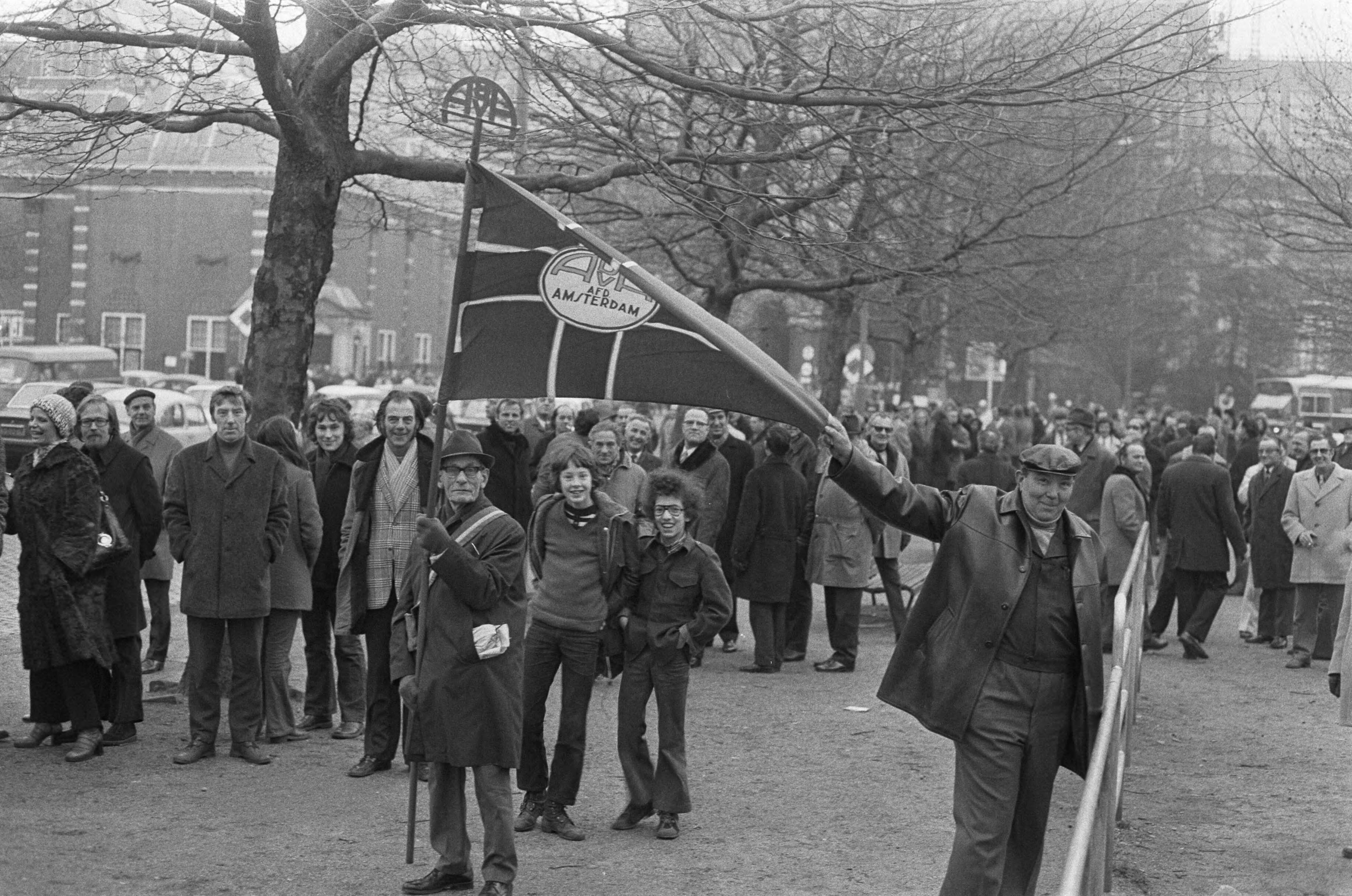 Fotocollectie Anefo — Ambtenaren vertrekken van Museumplein te Amsterdam met bussen i.v.m. landelijke ambtenaren-demonstratie te Den Haag — Foto: Punt, W. / Anefo. Licentie: Set B: Rechtenvrij / Publiek Domein. Bron: Nationaal Archief. http://hdl.handle.net/10648/ac24465e-d0b4-102d-bcf8-003048976d84