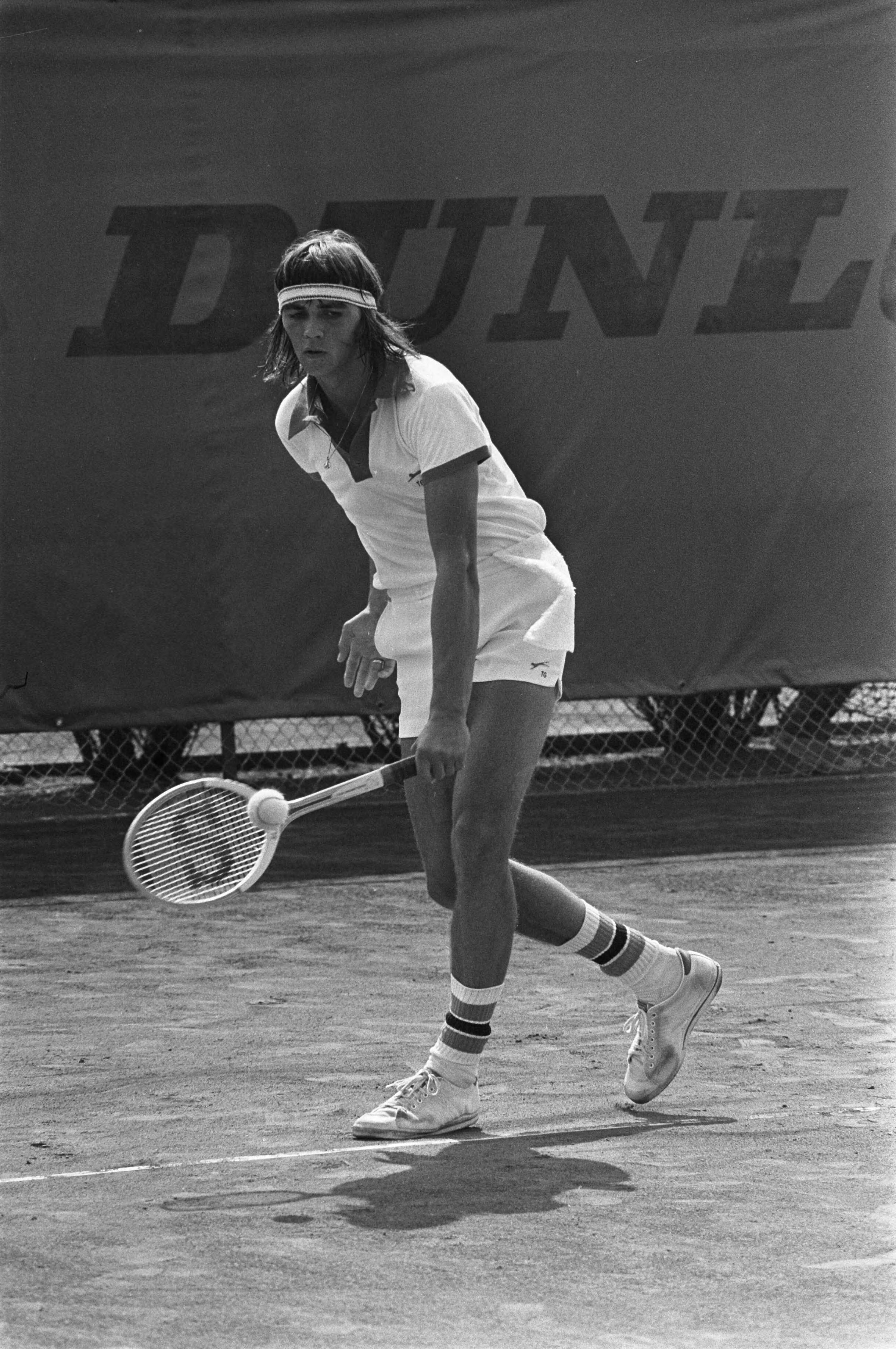 Nationale tenniskampioenschappen op de METS-tennisbanen 1975 — Gorter in aktie — Foto: Verhoeff, Bert / Anefo. Licentie: Set B: Rechtenvrij / Publiek Domein. Bron: Nationaal Archief. http://hdl.handle.net/10648/ac6f8088-d0b4-102d-bcf8-003048976d84
