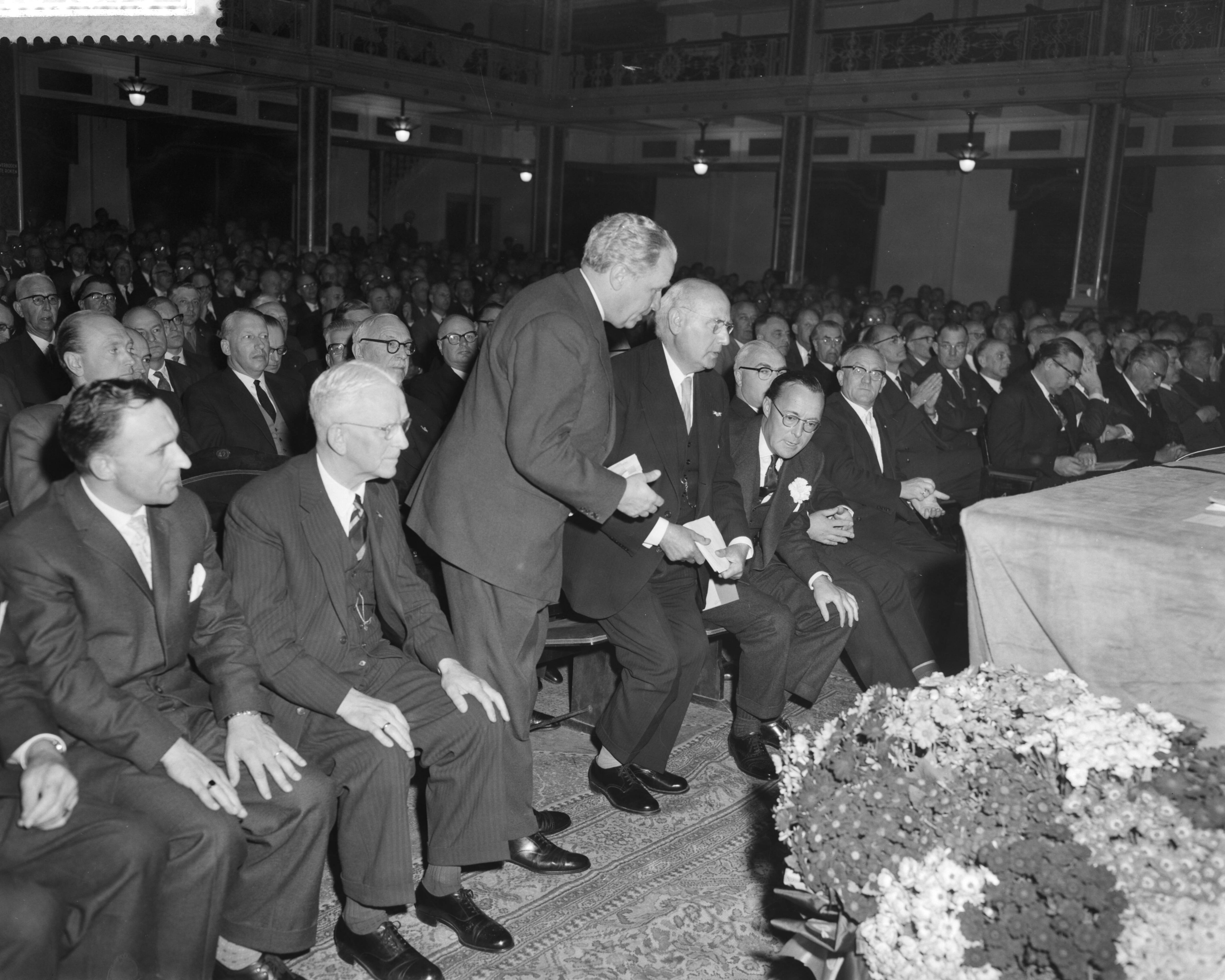 Fotocollectie Anefo — Prins Bernhard woont de jubileumvergadering van de Nijverheidsorganisatie TNO in het Kurhaus te Scheveningen bij — Foto: Behrens, Herbert F. / Anefo. Licentie: Set B: Rechtenvrij / Publiek Domein. Bron: Nationaal Archief. http://hdl.handle.net/10648/a99317c6-d0b4-102d-bcf8-003048976d84