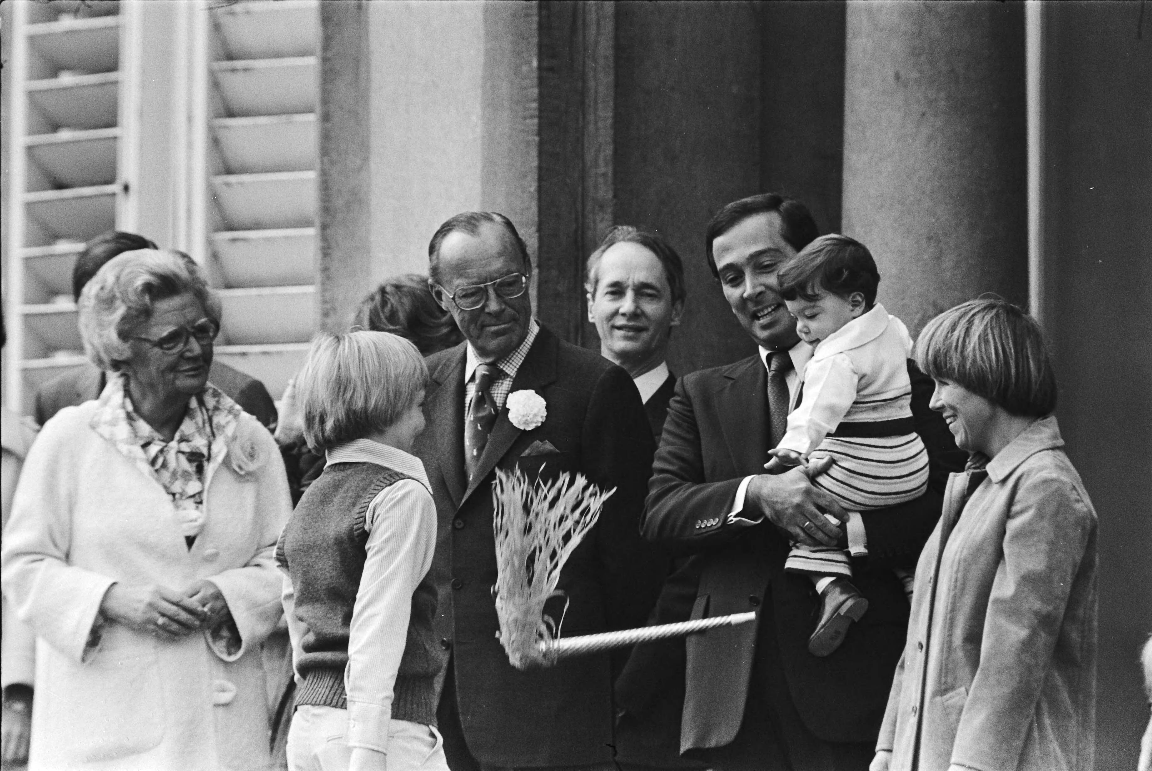 Fotocollectie Anefo — Defile Soestdijk 78; Bernardo (zoon van Christina en Jorge Guillermo ) gooit toeter weg, verder v.l.n.r. HM, Willem Alexander , Bernhard en Charles Hugo / — Foto: Verhoeff, Bert / Anefo. Licentie: Set B: Rechtenvrij / Publiek Domein. Bron: Nationaal Archief. http://hdl.handle.net/10648/acb187e4-d0b4-102d-bcf8-003048976d84