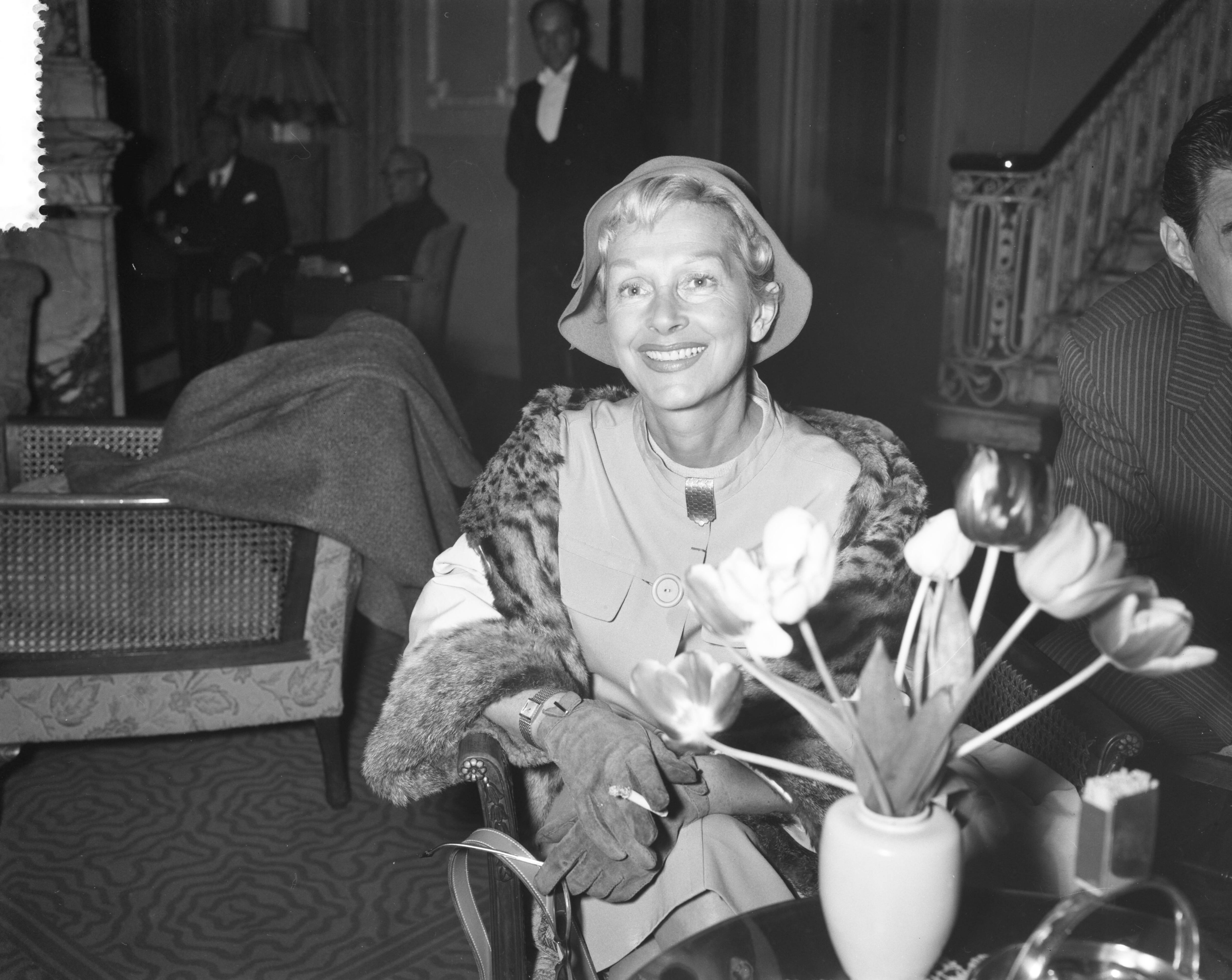 Fotocollectie Anefo — Aankomst Comedie Française te Den Haag, Hélène Perdrière — Foto: Bilsen, Joop van / Anefo. Licentie: Set B: Rechtenvrij / Publiek Domein. Bron: Nationaal Archief. http://hdl.handle.net/10648/a9aa2d1c-d0b4-102d-bcf8-003048976d84