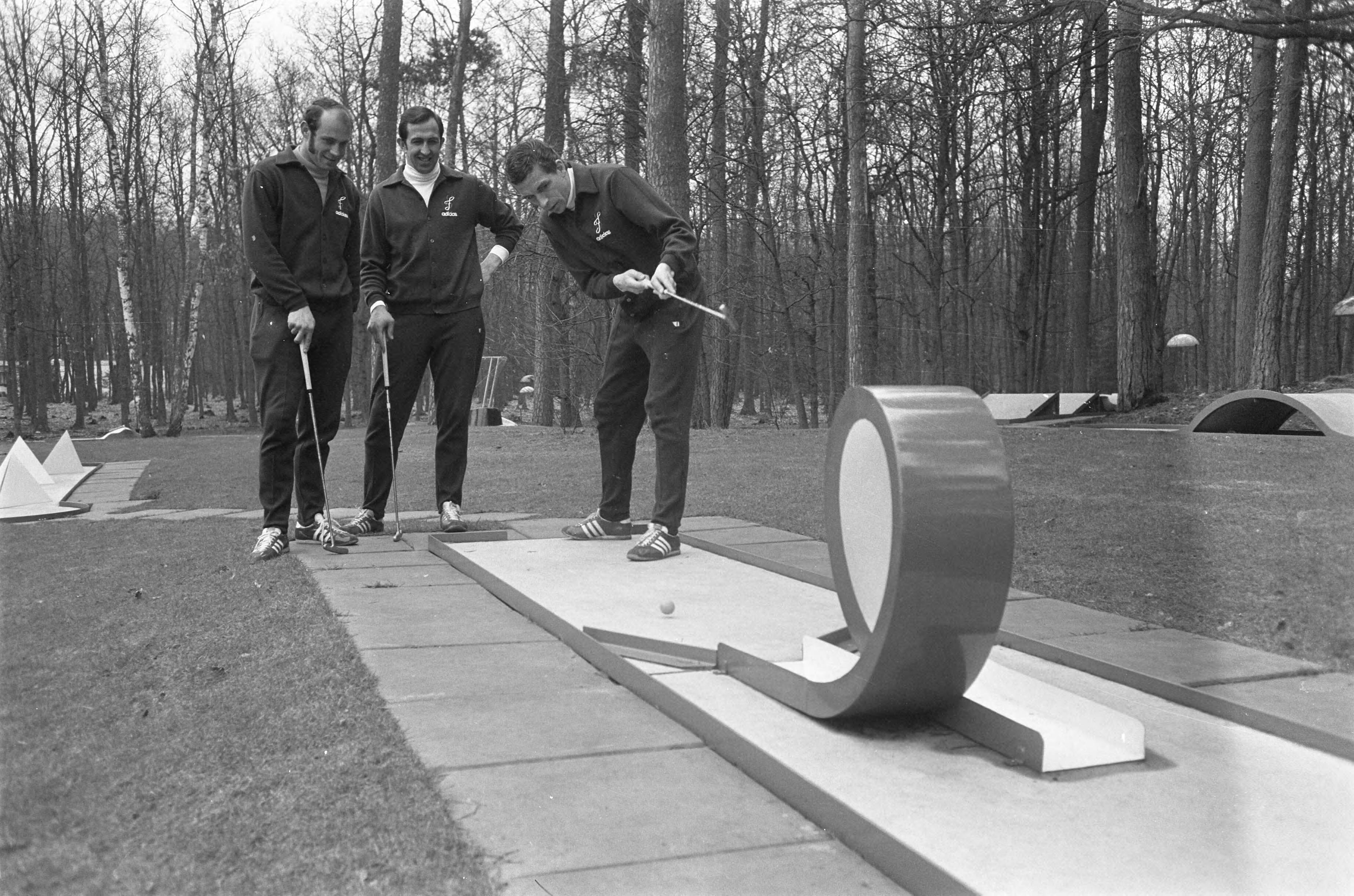 het elftal van Feijenoord traint in sportcentrum Zeist voor de wedstrijd tegen Legia (Warschau) — De voetballers Pieters Graafland, Treytel en Haak op de midgetgolfbaan — Foto: Fotograaf Onbekend / Anefo. Licentie: Set B: Rechtenvrij / Publiek Domein. Bron: Nationaal Archief. http://hdl.handle.net/10648/ab941304-d0b4-102d-bcf8-003048976d84