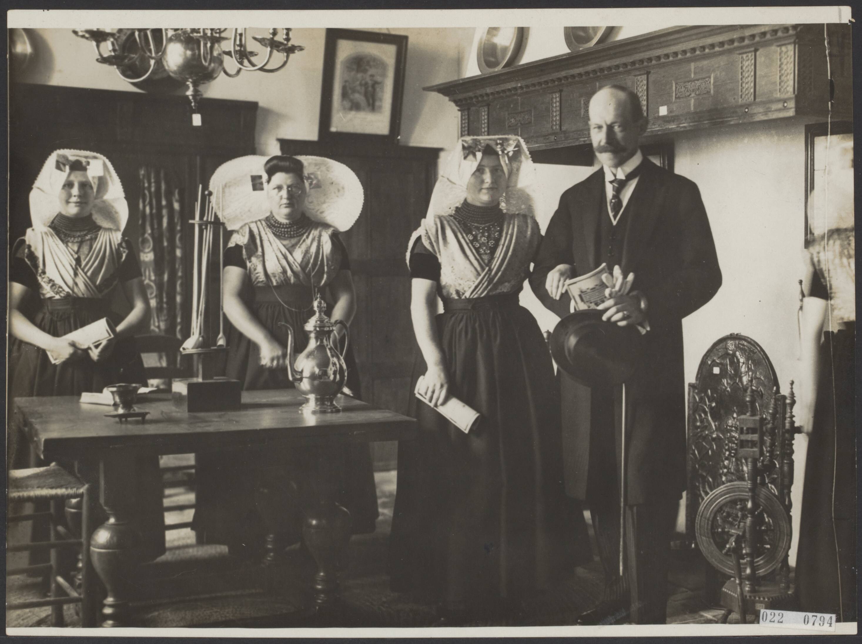 Fotocollectie Elsevier Binnenland — Jhr. mr. J.W. Quarles van Ufford, Commissaris der Koningin in Zeeland opent tentoonstelling te Middelburg van Zeeuwse klederdrachten, meubelen en volkskunst — Foto: N.V. Vereenigde Fotobureaux. Licentie: Set B: Rechtenvrij / Publiek Domein. Bron: Nationaal Archief. http://hdl.handle.net/10648/add32c4a-d0b4-102d-bcf8-003048976d84